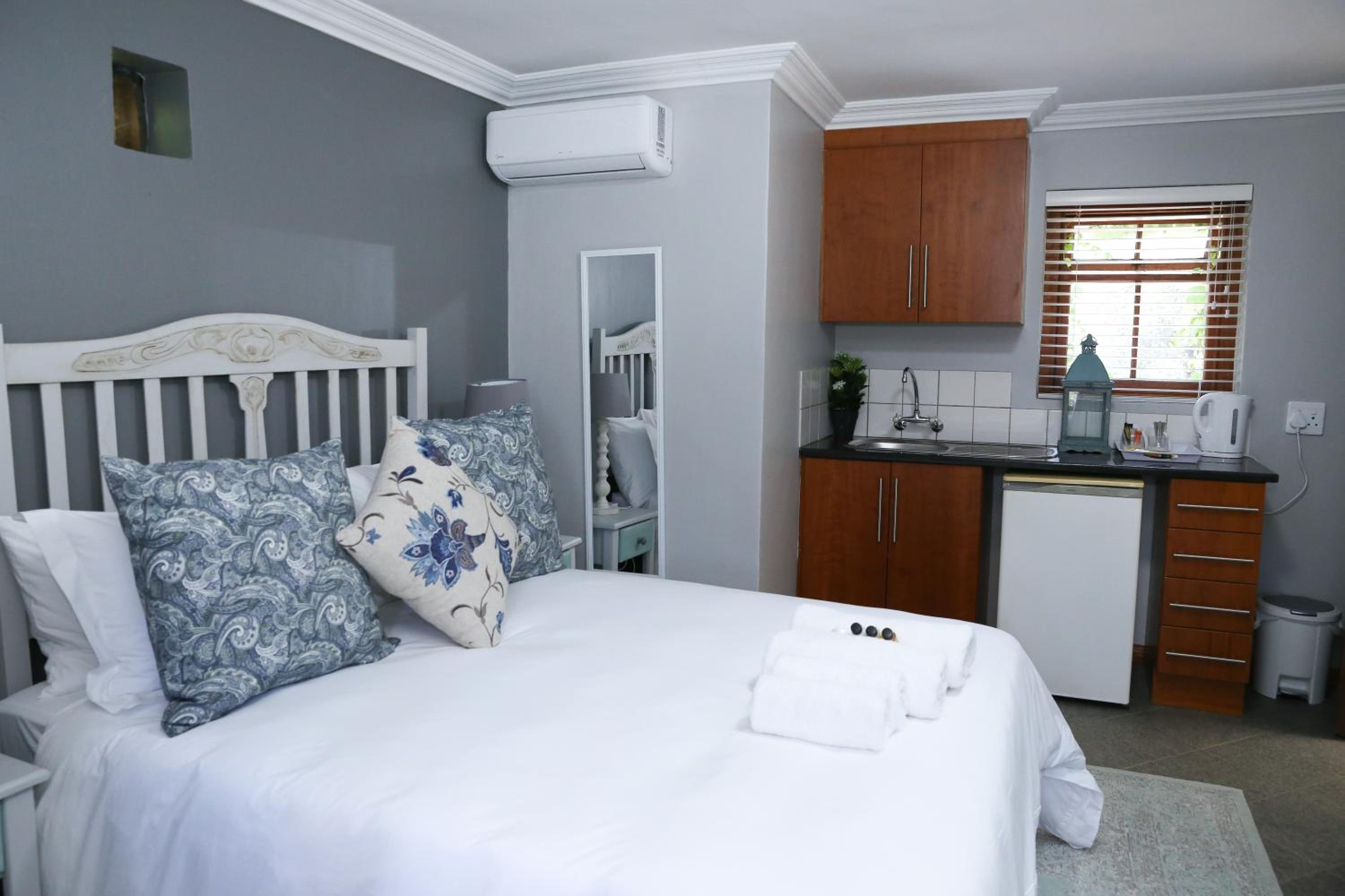 Standard Double Room - Photo 2