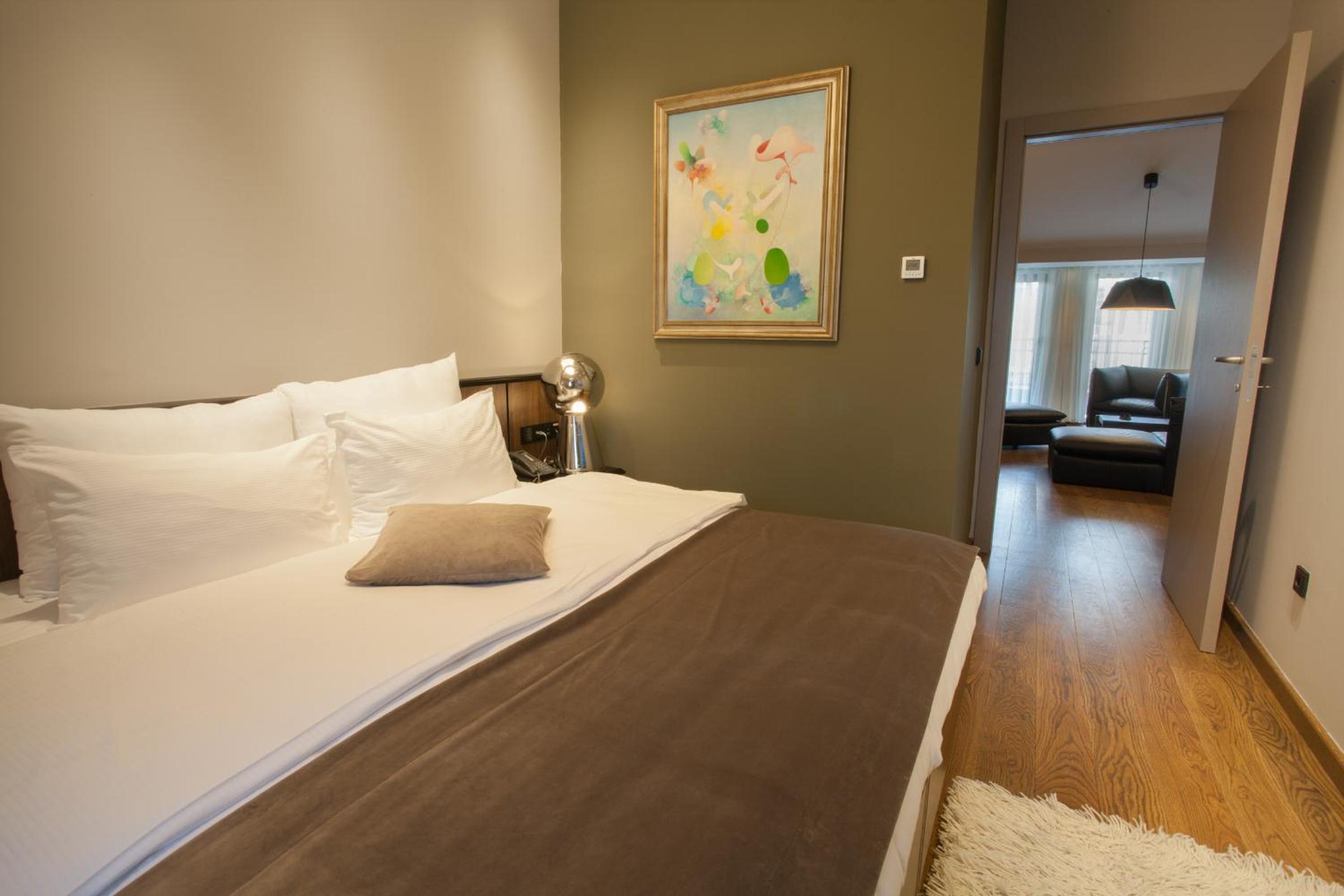 Deluxe Two-Bedroom Apartment with Balcony photo 2