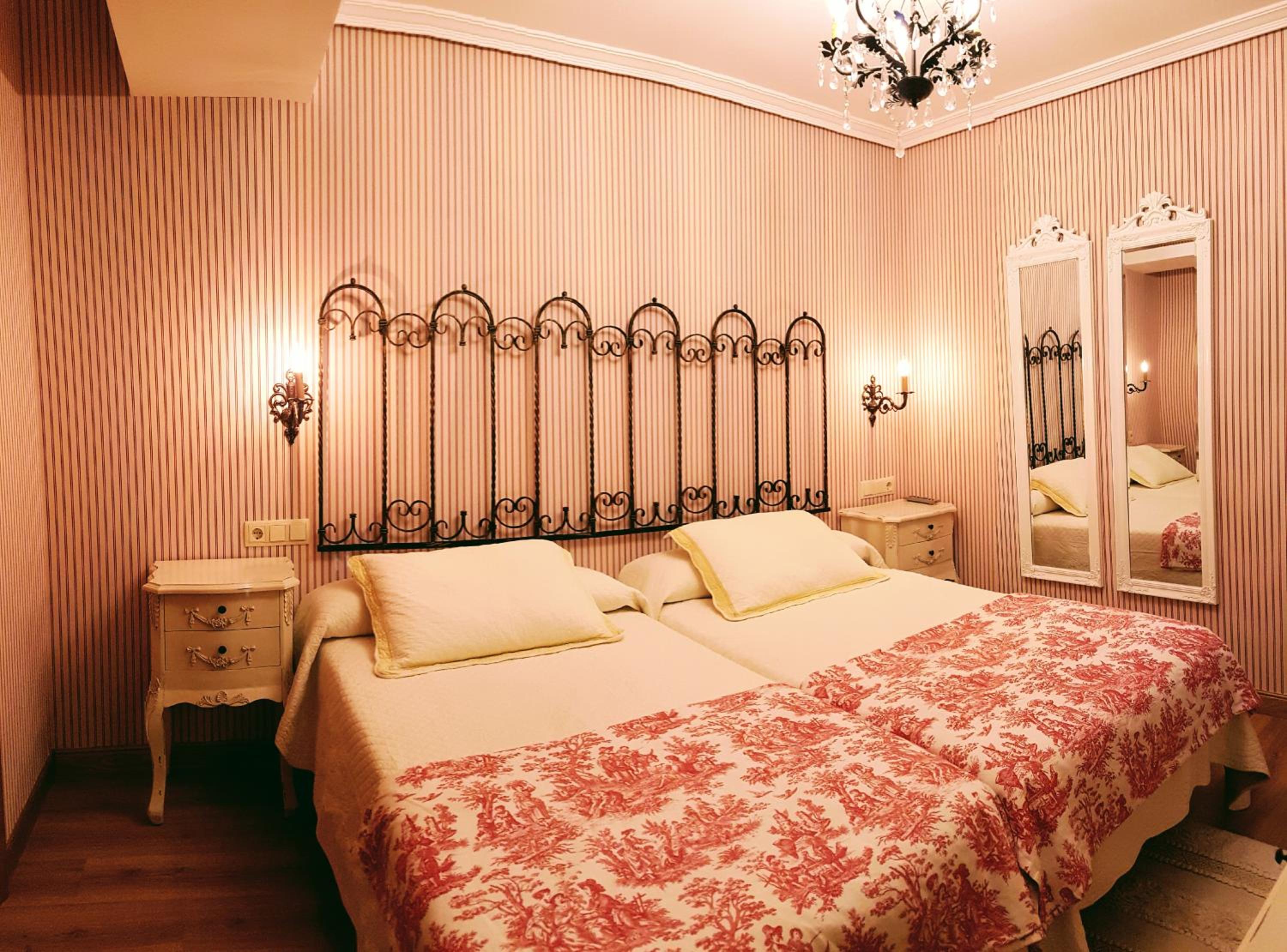 Basic Twin Room with Private Bathroom - Photo 23