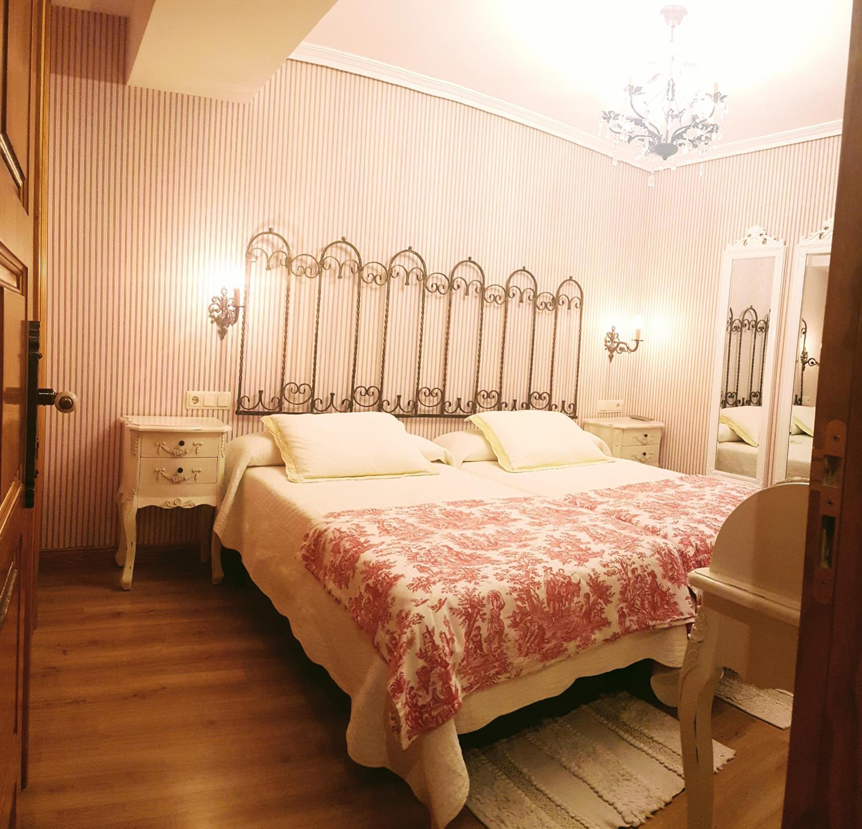 Basic Twin Room with Private Bathroom - Photo 8