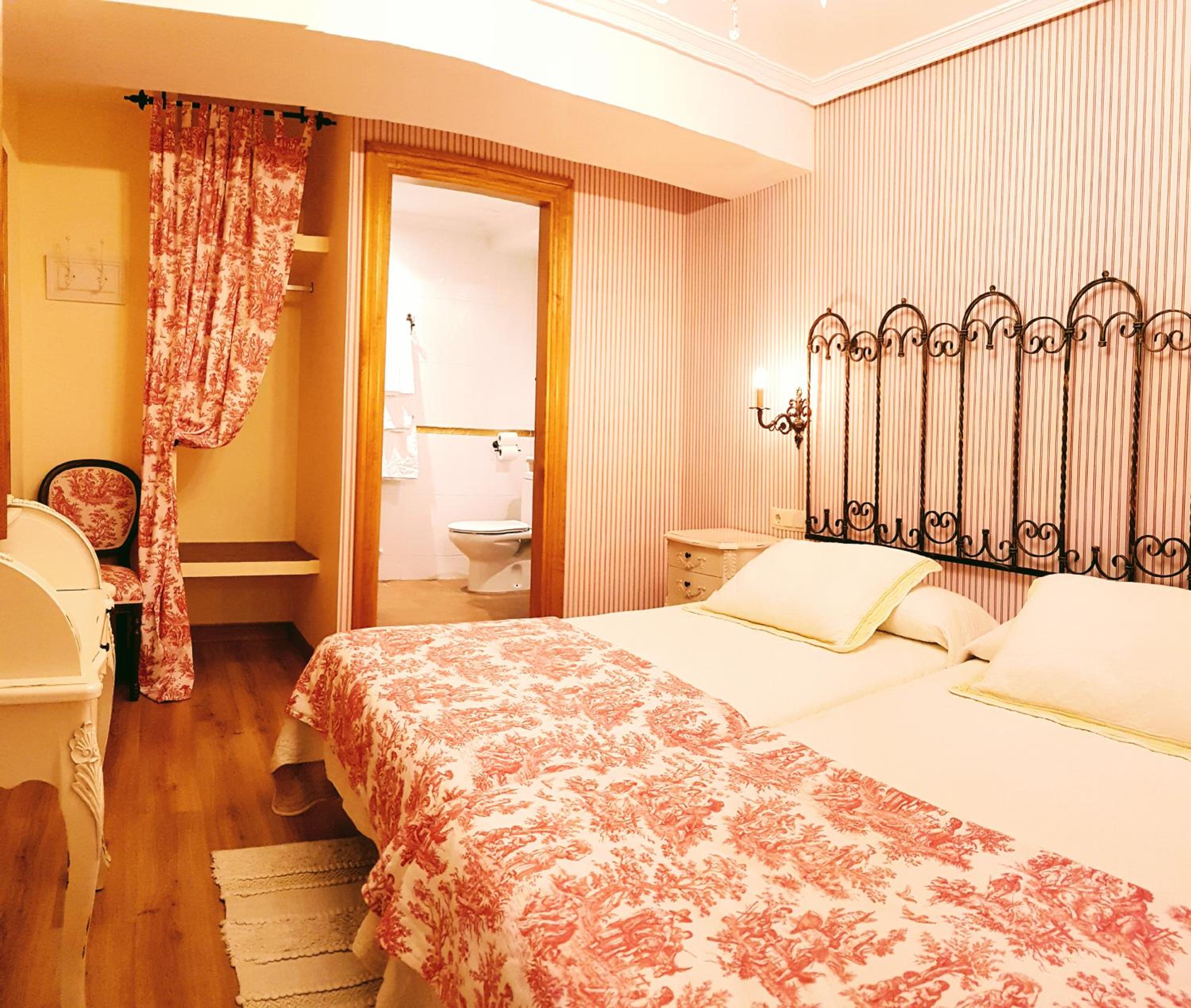 Basic Twin Room with Private Bathroom - Photo 6