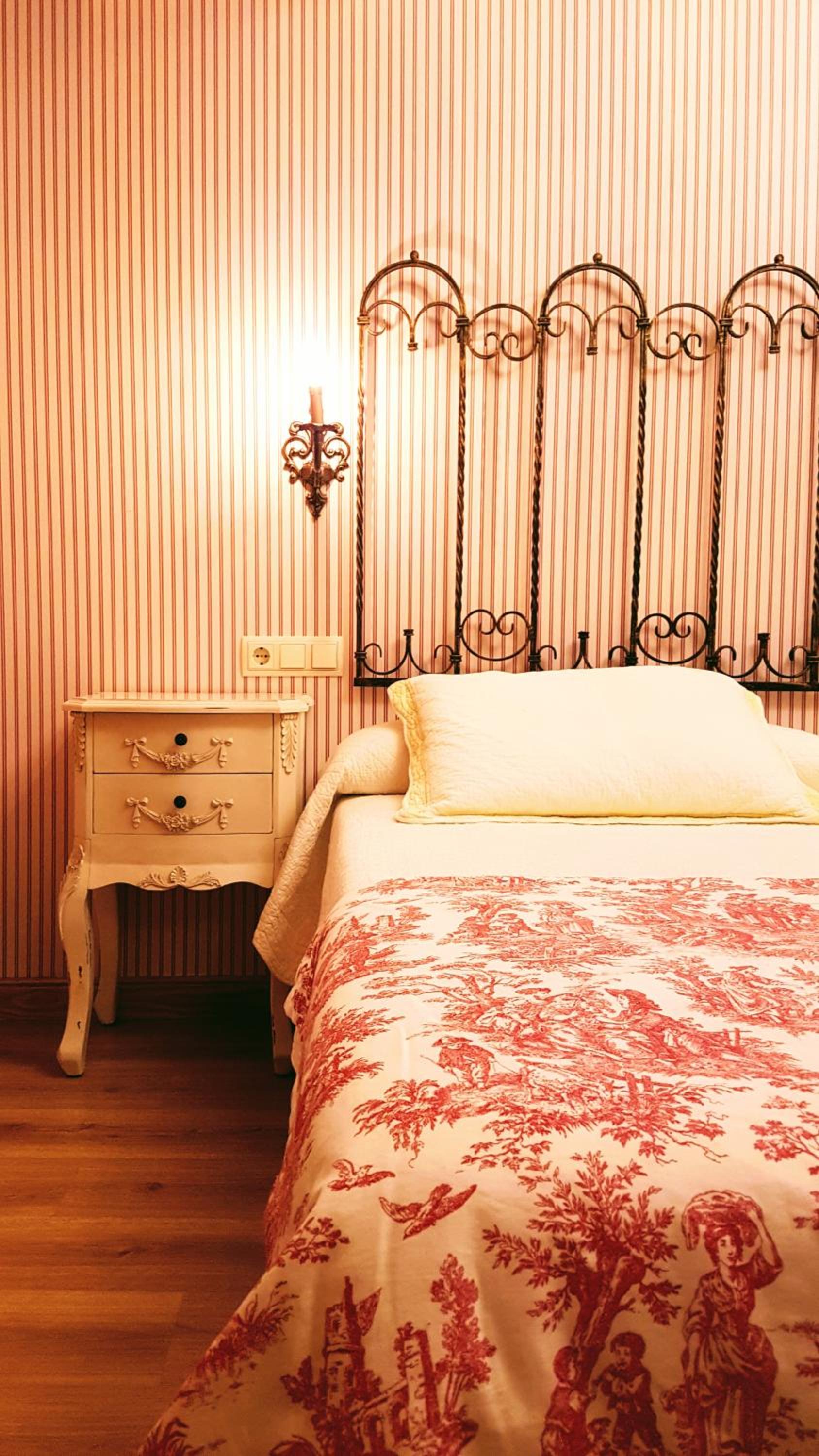Basic Twin Room with Private Bathroom - Photo 7