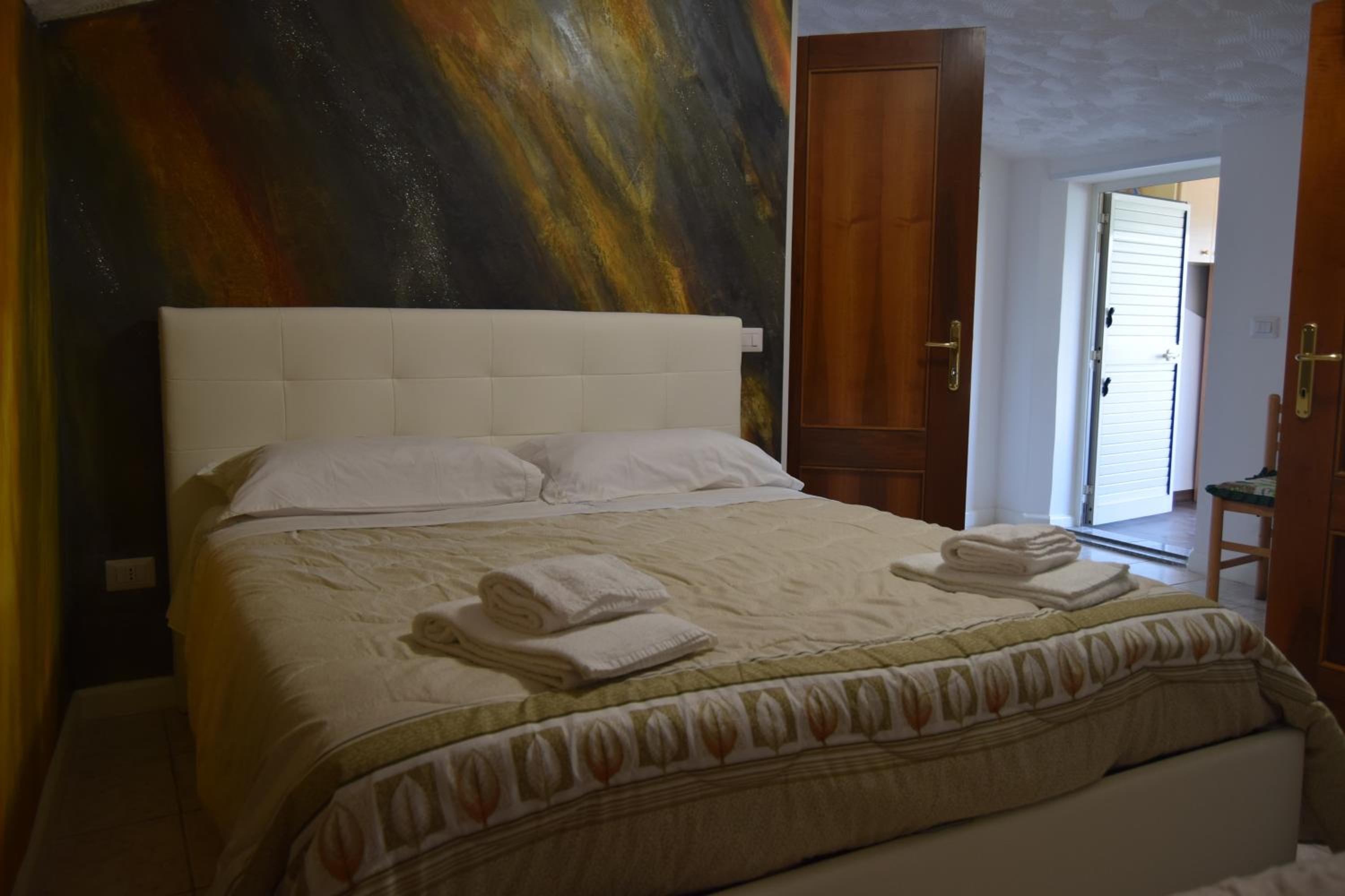 Large Double or Twin Room - Photo 1