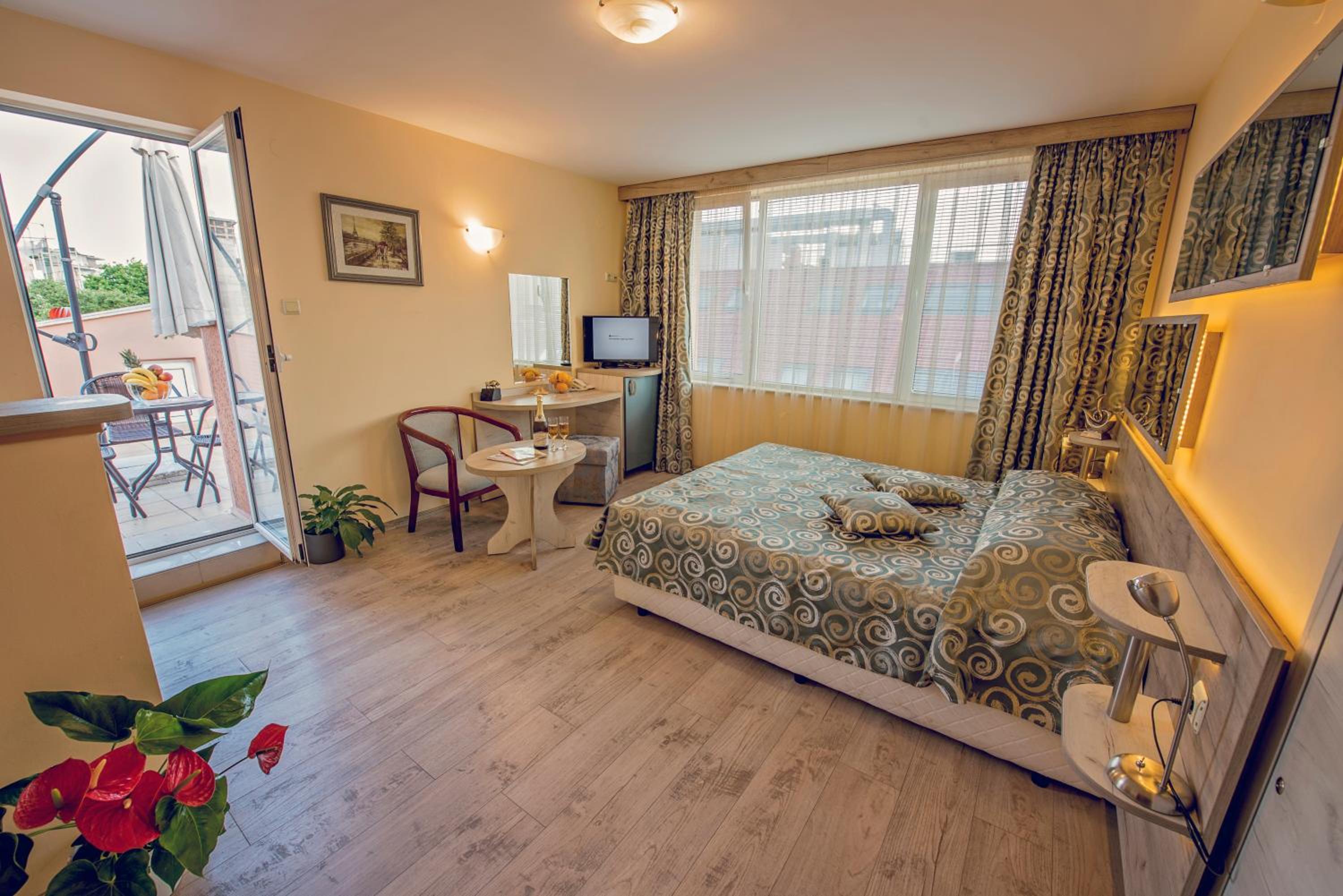 Deluxe Double Room with Balcony photo 1