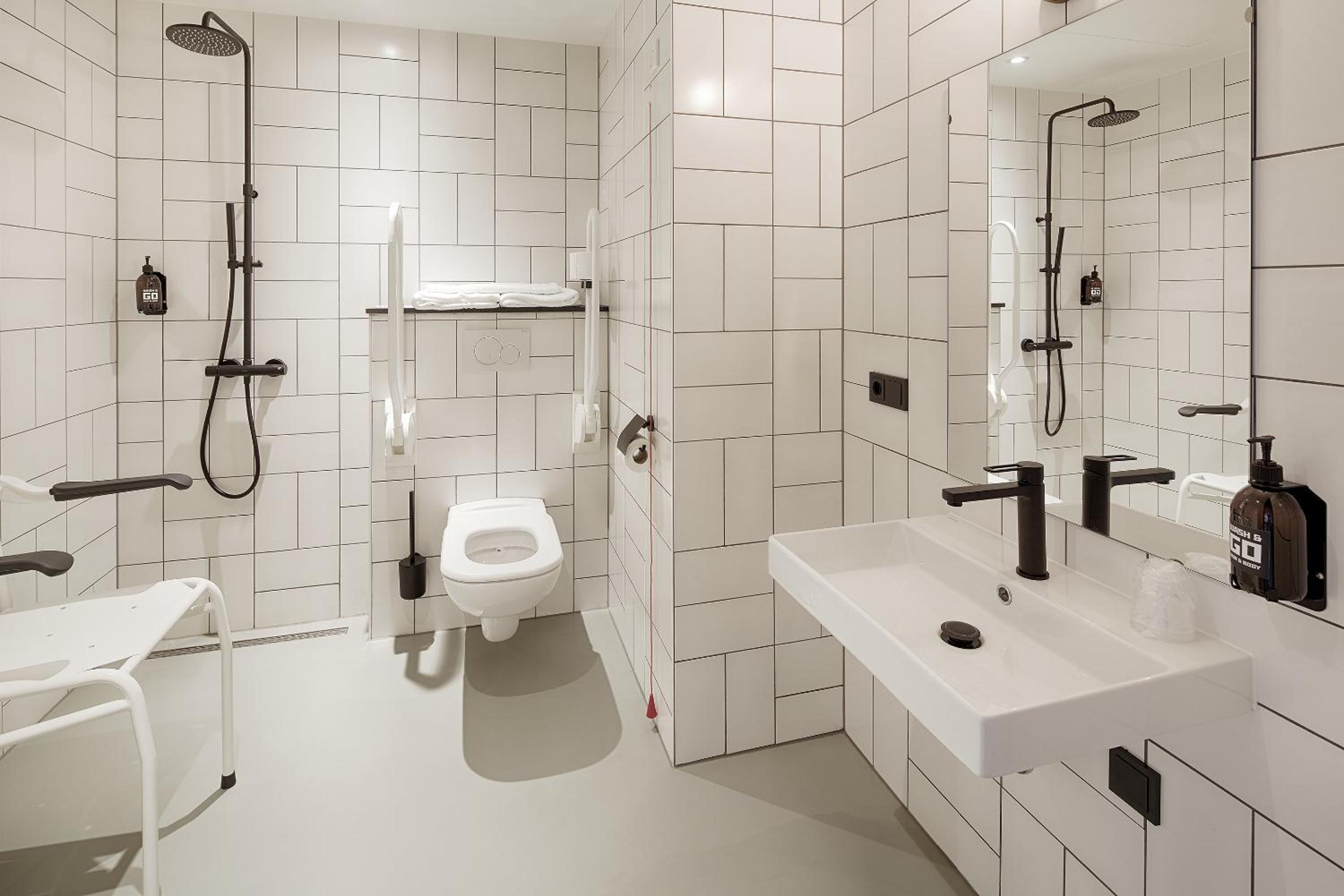 Twin Room - Disability Access - Photo 4