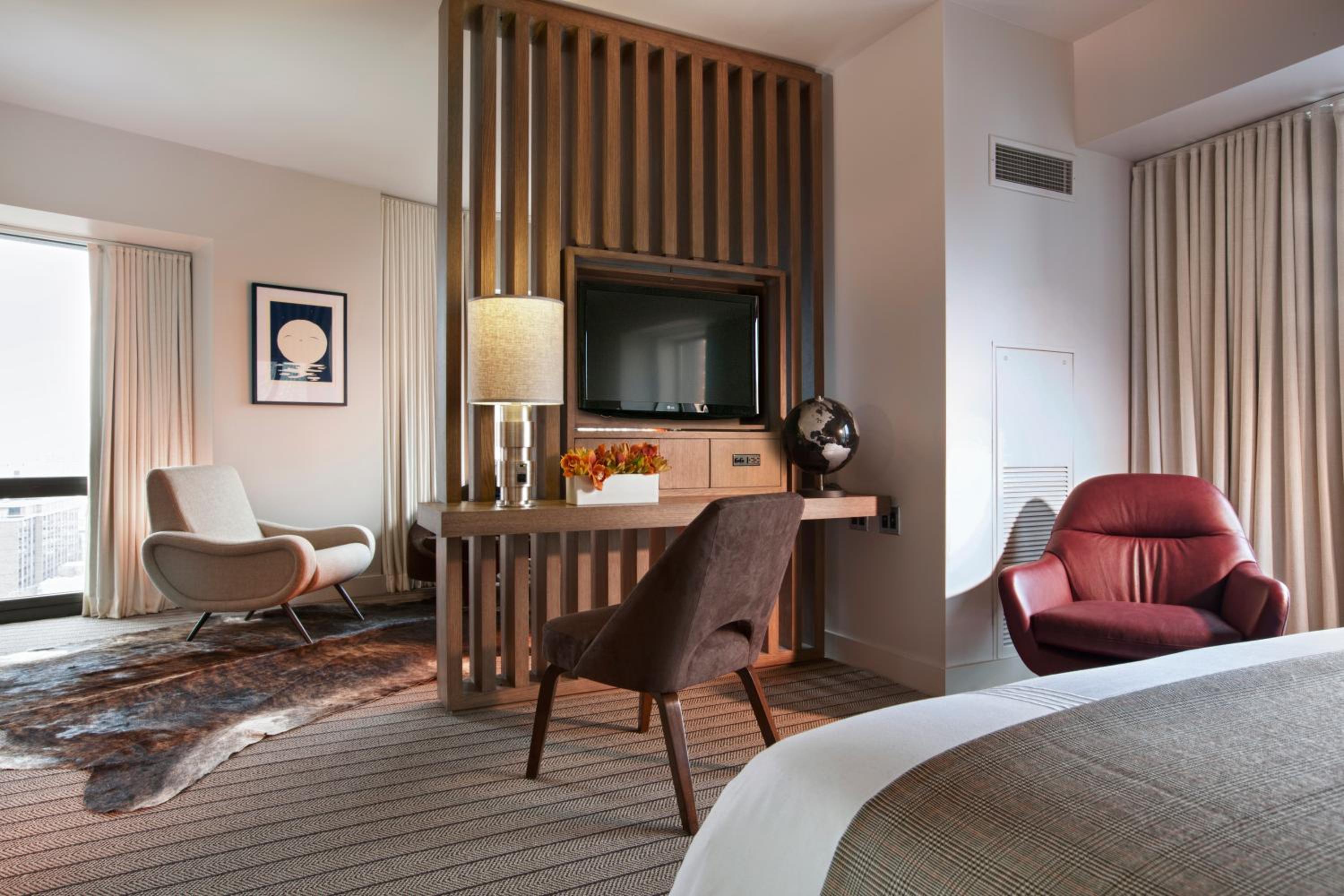 Junior Suite with Accessible Shower - Disability Access - Photo 3