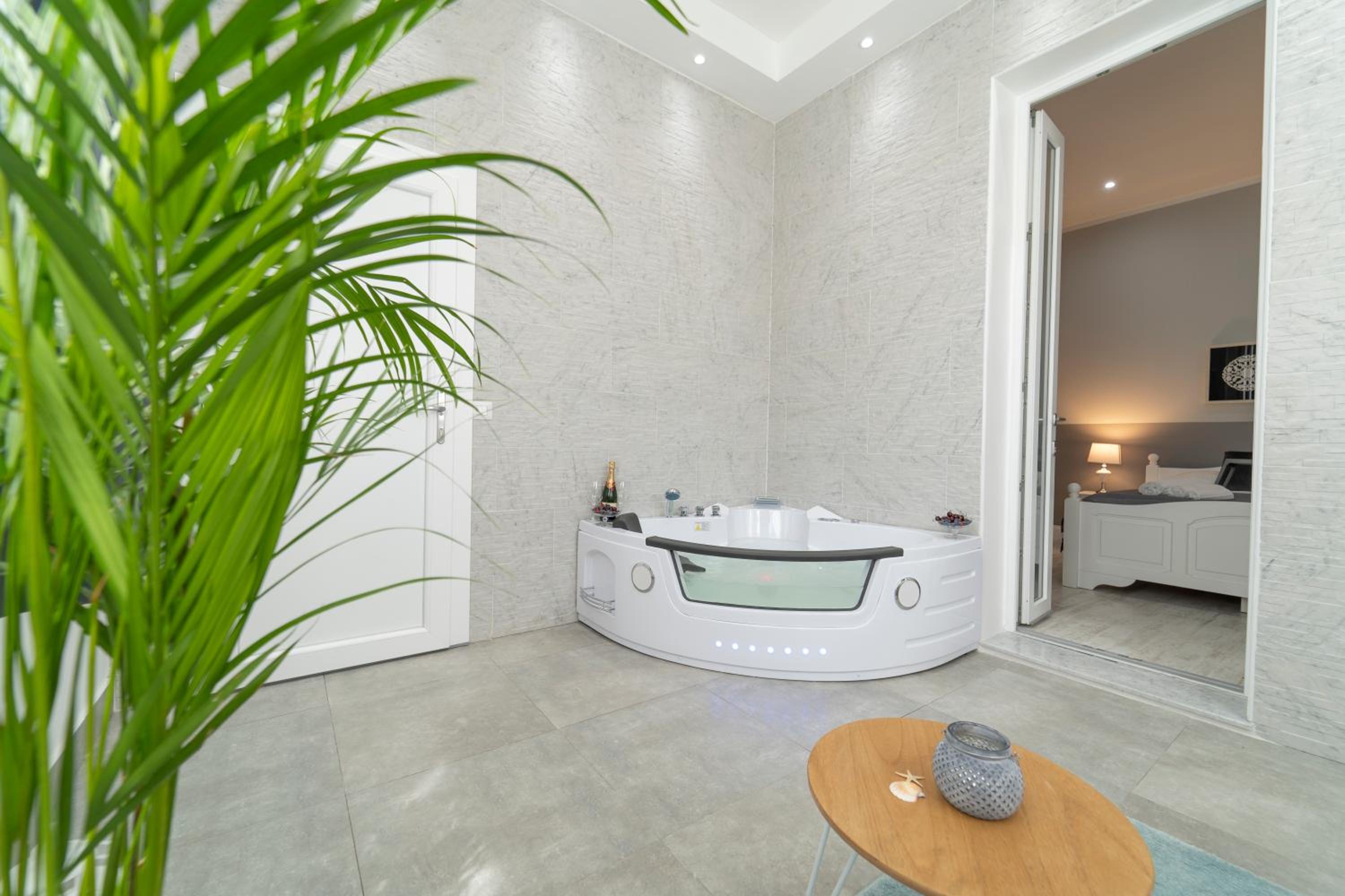 Suite with Hot Tub photo 2