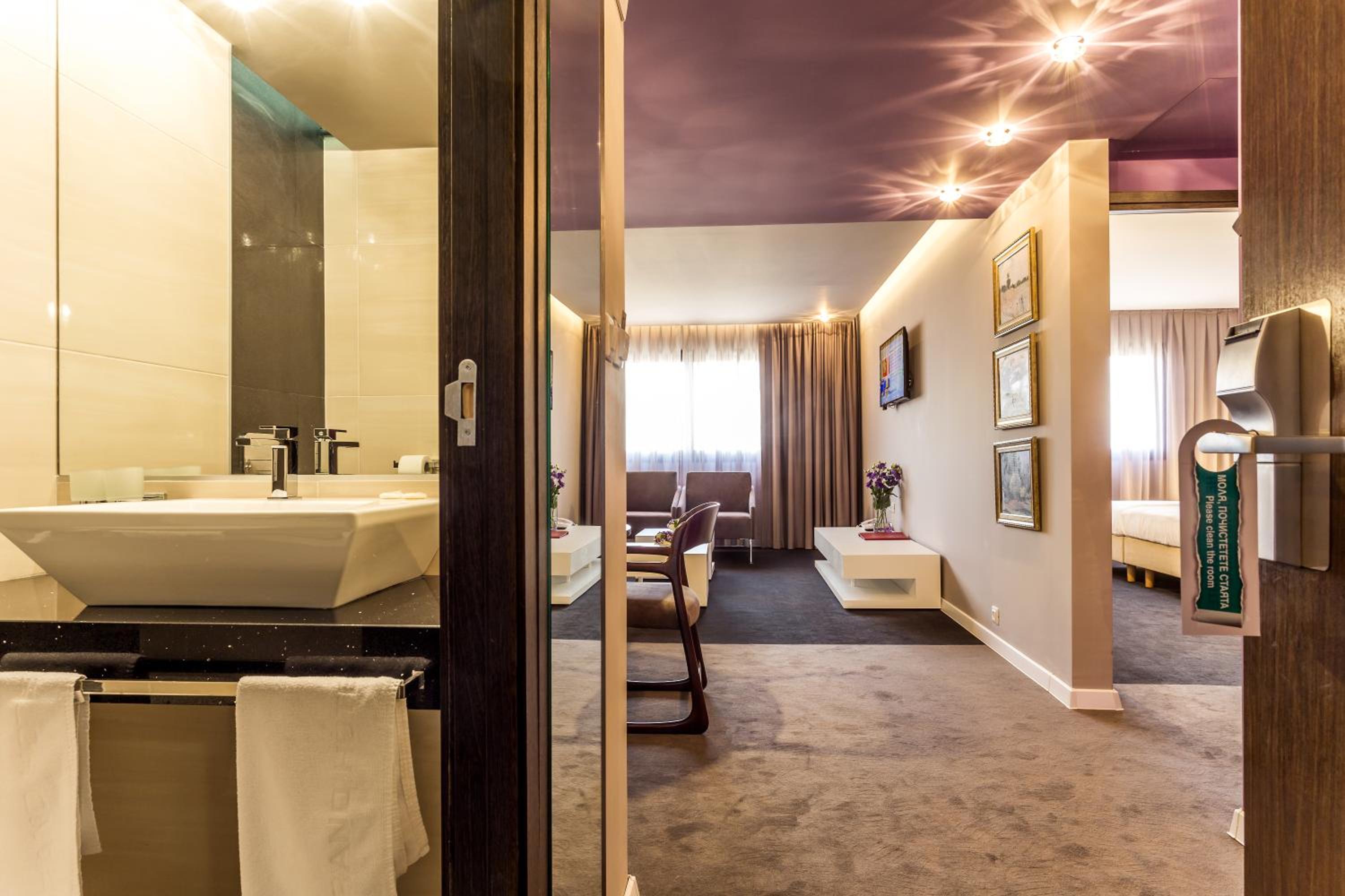 Junior Suite with Double Bed and Free Parking  - Photo 7