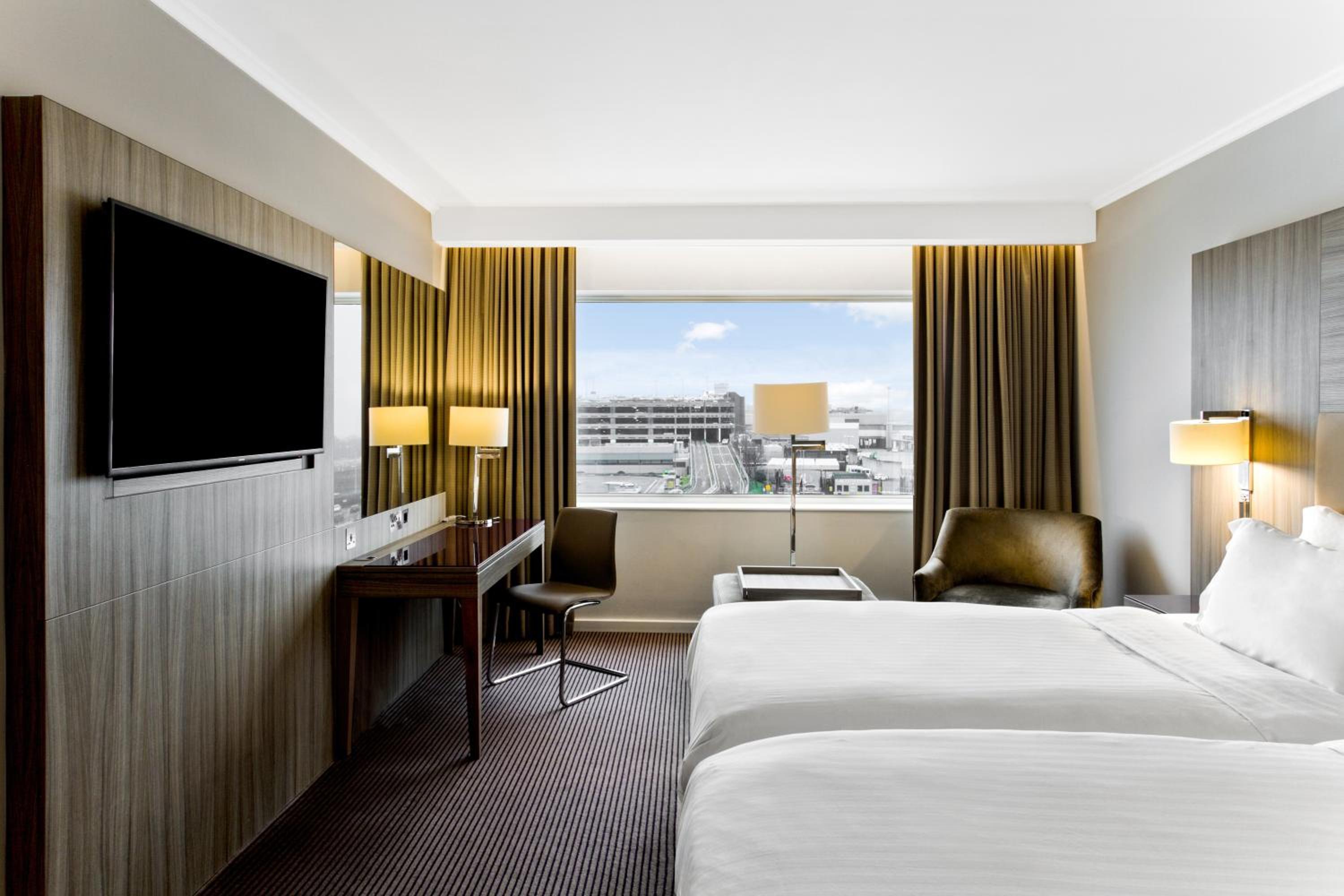 Superior Room with Runway View - Photo 5