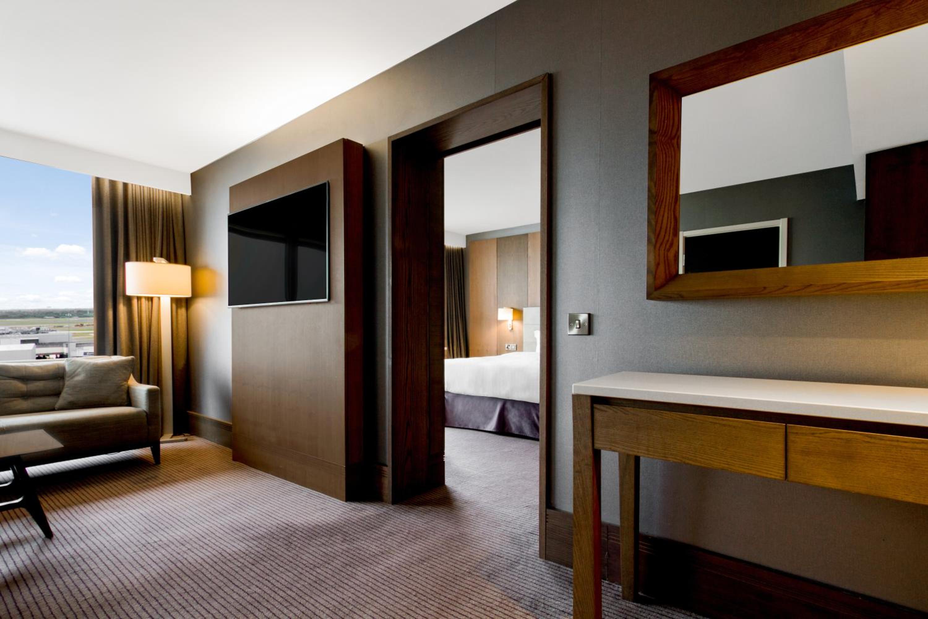 Suite with Runway View - Photo 7