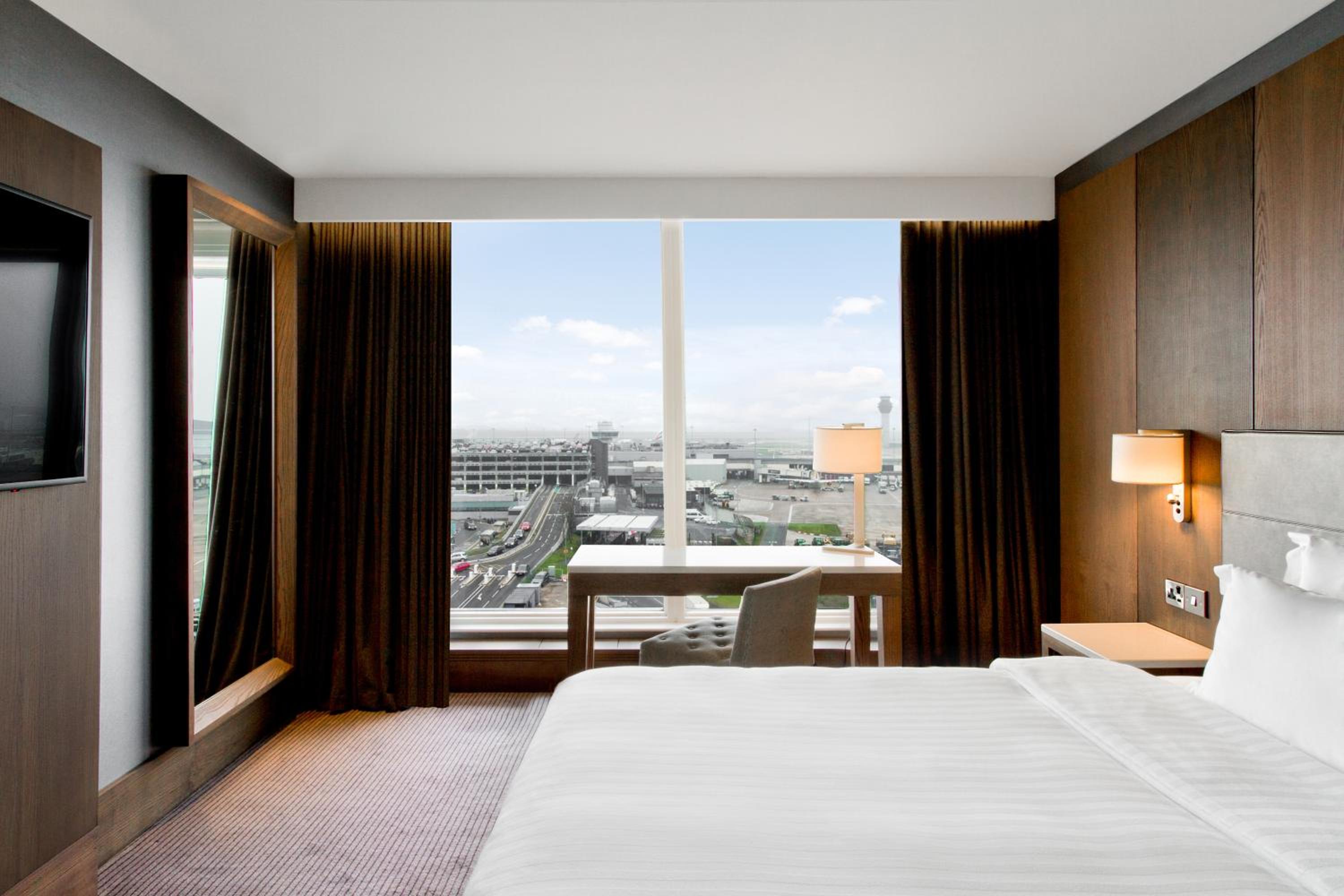 Executive Suite with Lounge Access - Photo 4