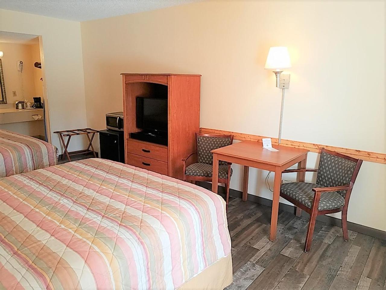 Queen Room with Two Queen Beds - Photo 7
