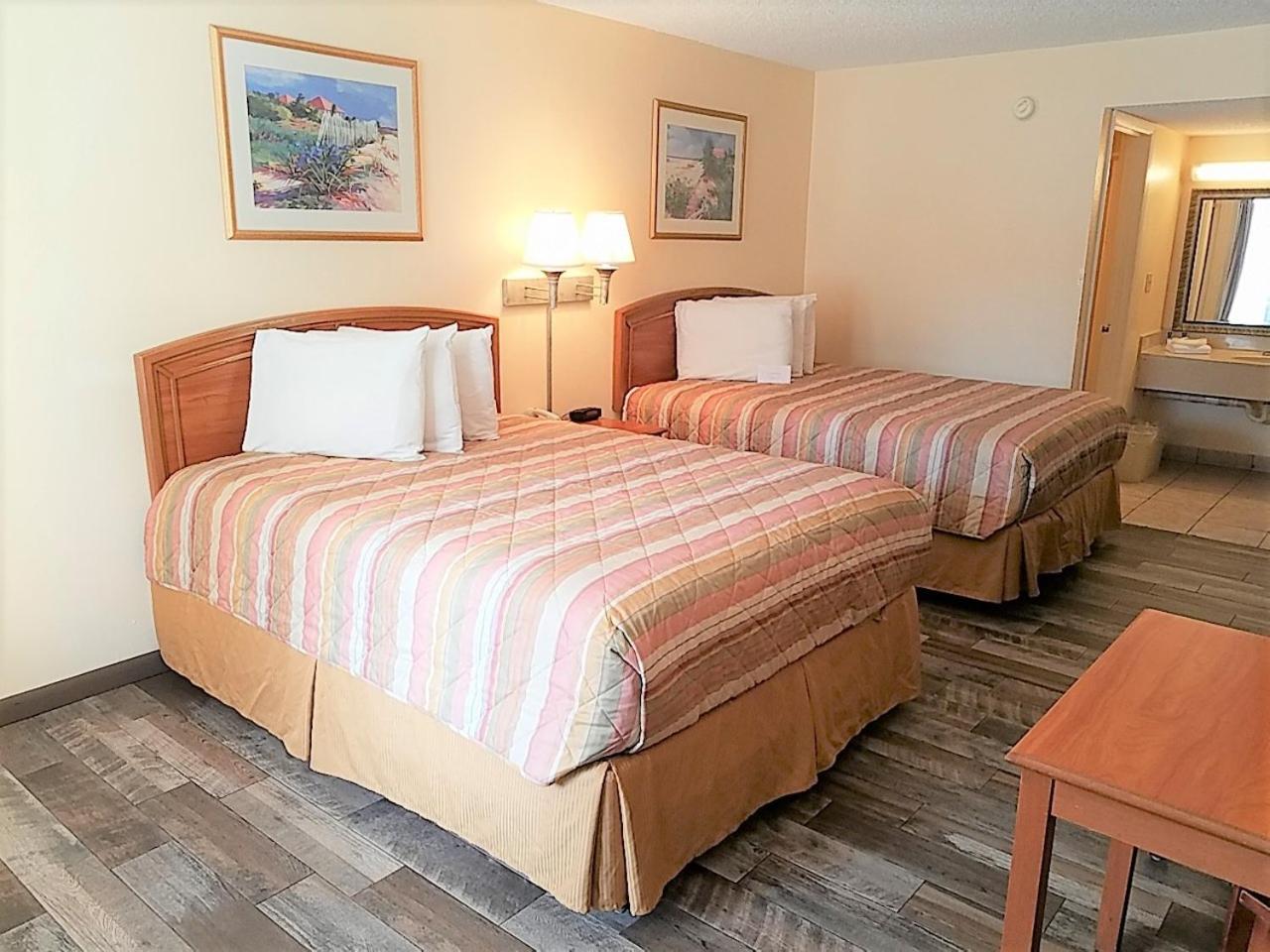 Queen Room with Two Queen Beds - Photo 3