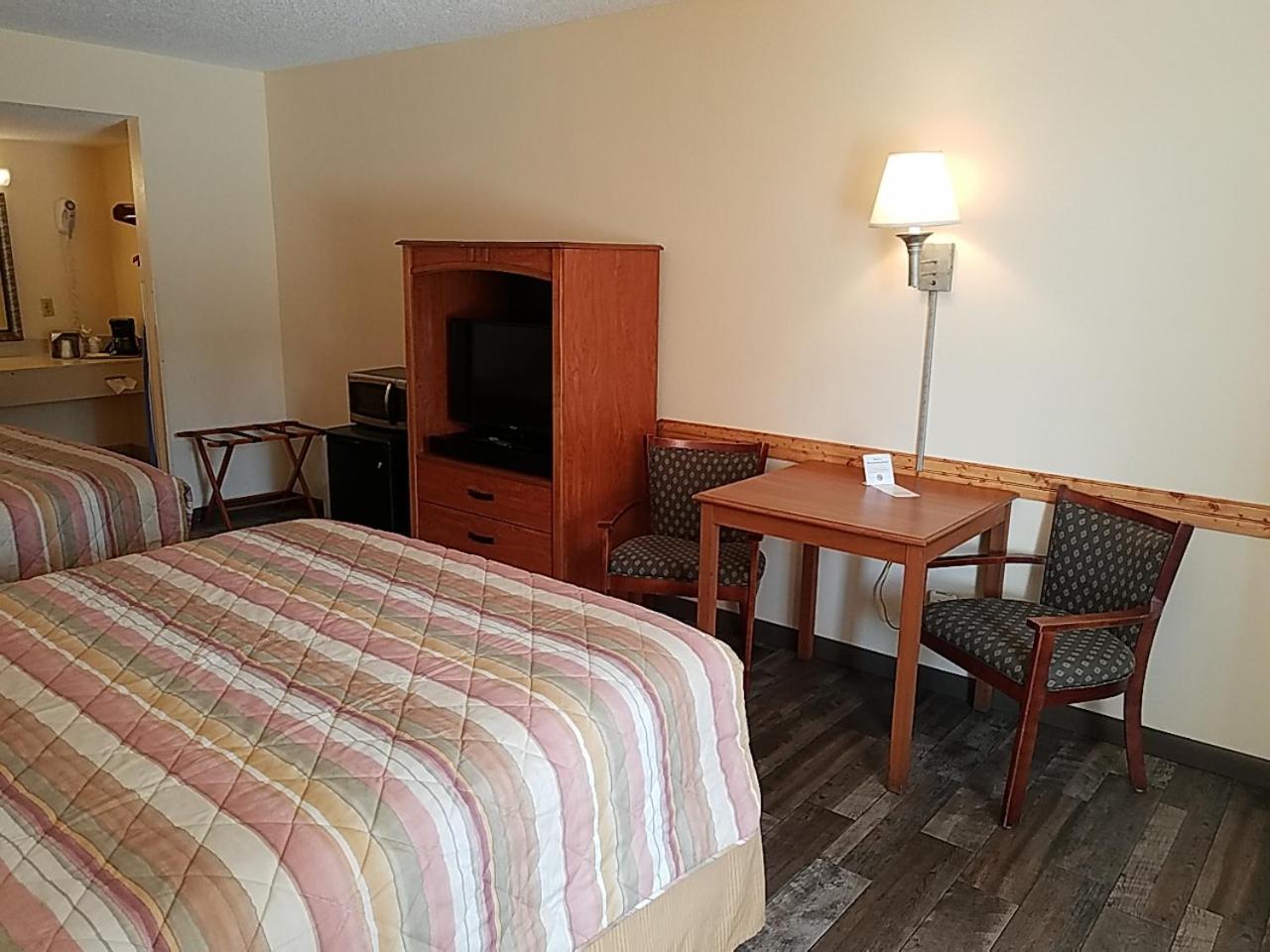 Queen Room with Two Queen Beds - Photo 2