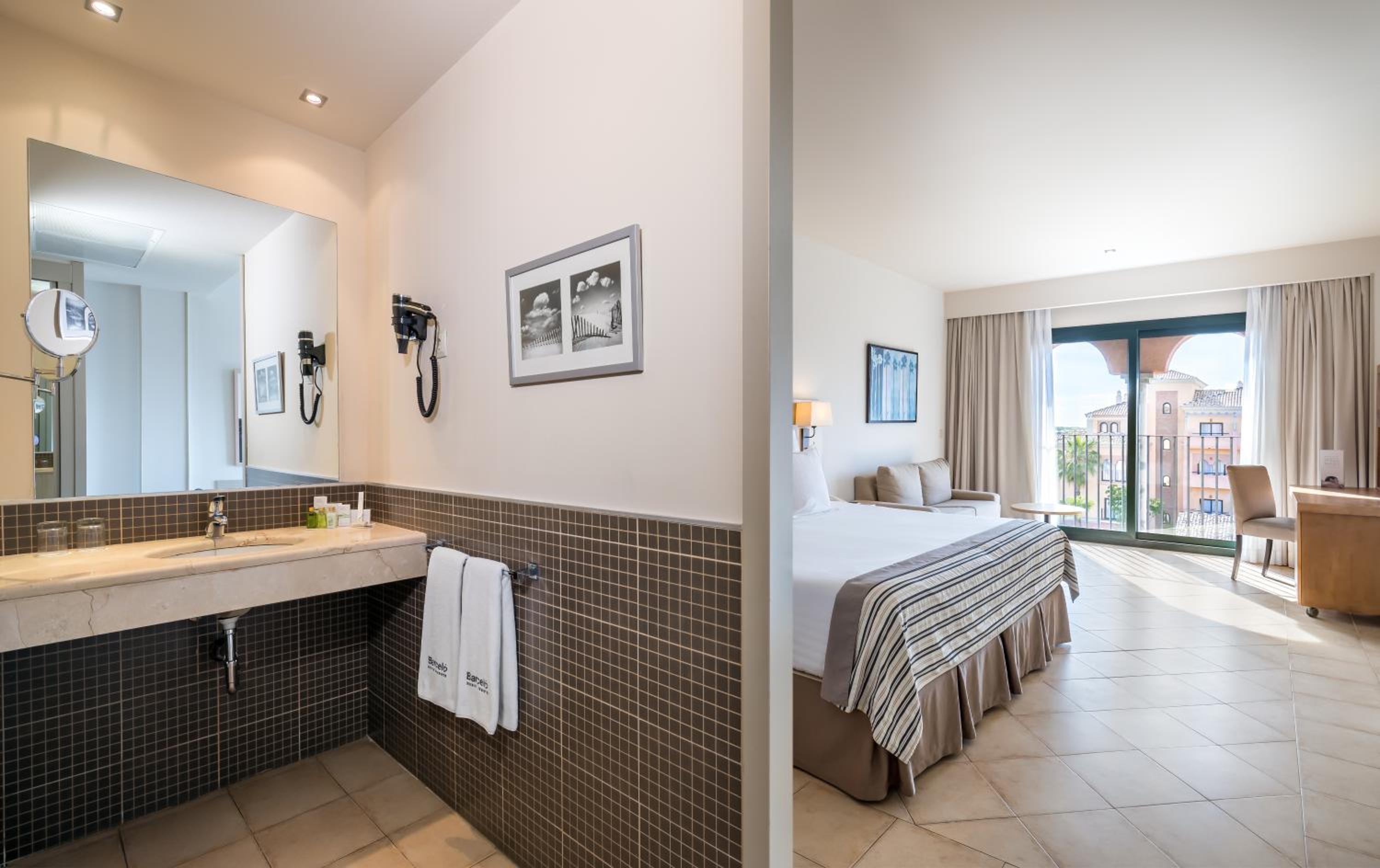 Superior Double Room (2 Adults + 1 Child) - Photo 2