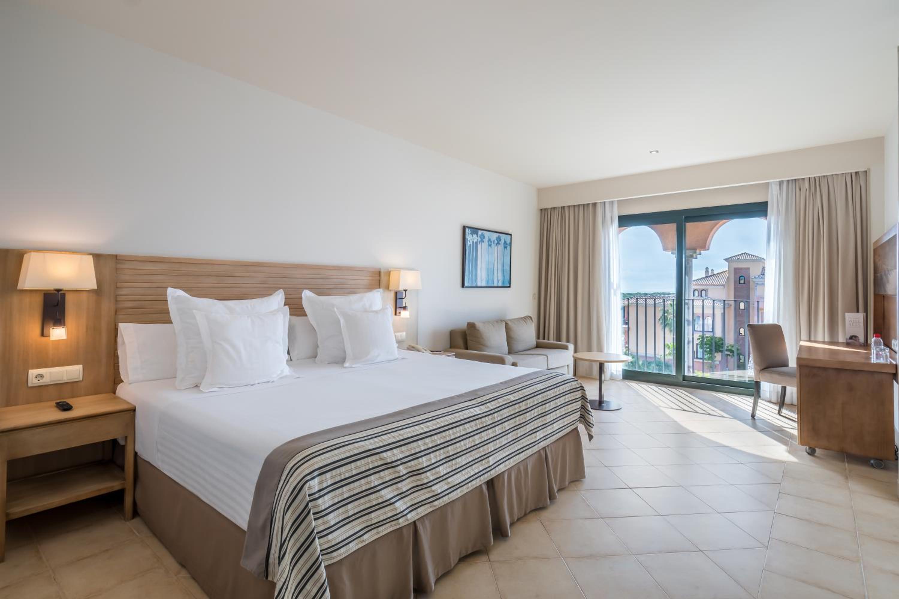 Superior Double Room (2 Adults + 1 Child) - Photo 4