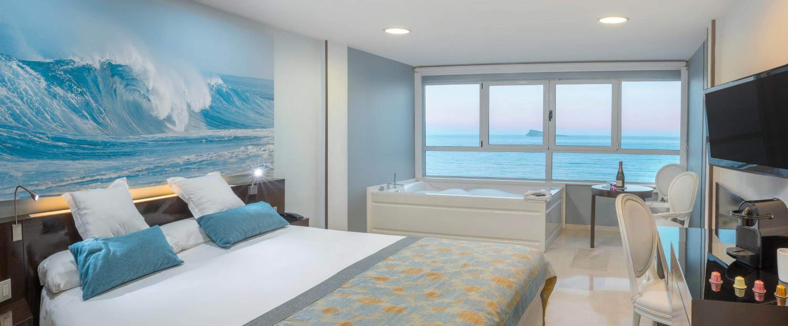 Habitación Doble o con Dos Camas con Bañera de Hidromasaje y Vista al Mar (2 Adultos)
