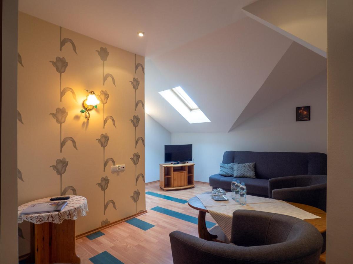 Economy Triple Room photo 3