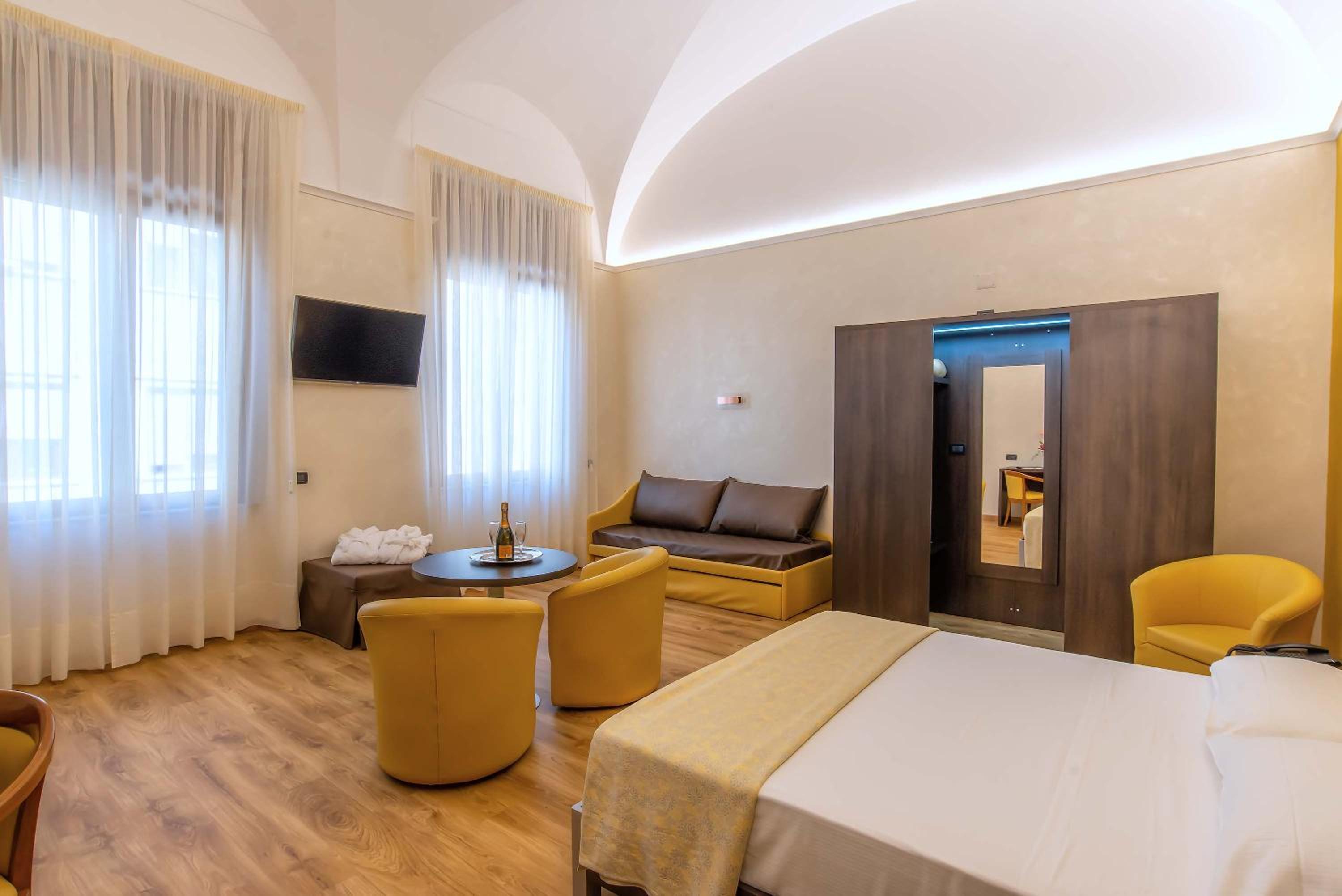 Family Room thumbnail 6