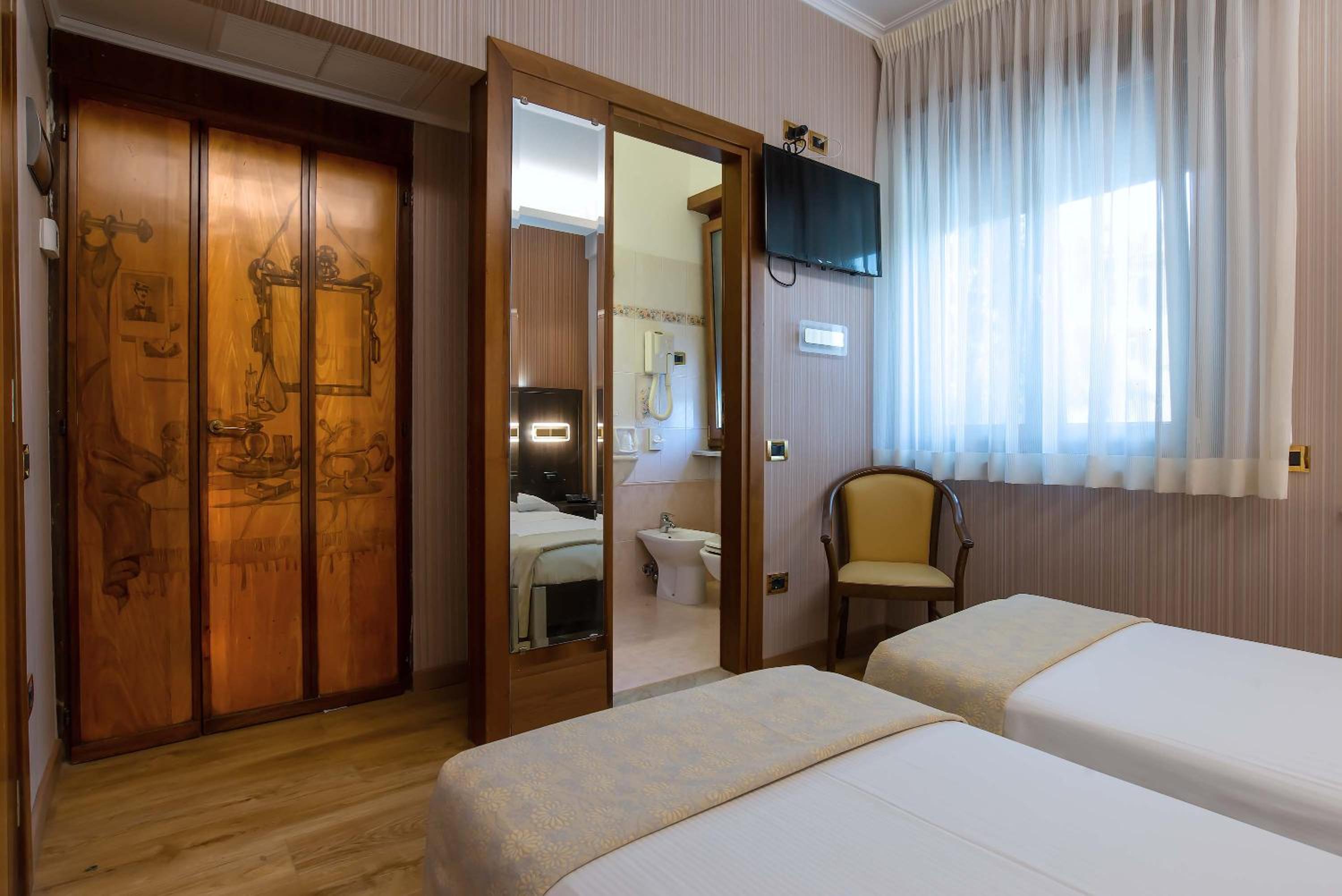 Superior Double Or Twin Room thumbnail 5