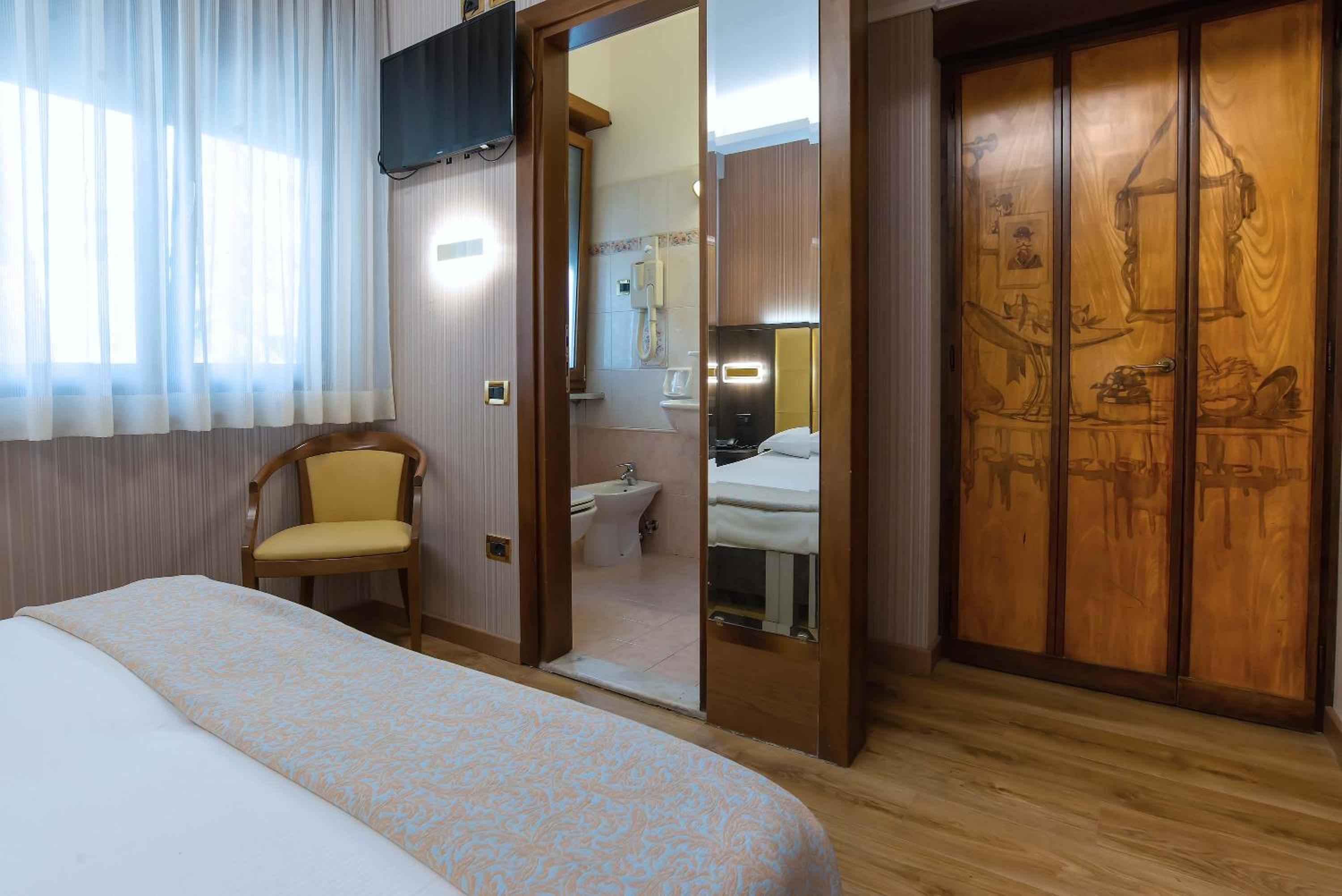 Superior Double Or Twin Room thumbnail 6