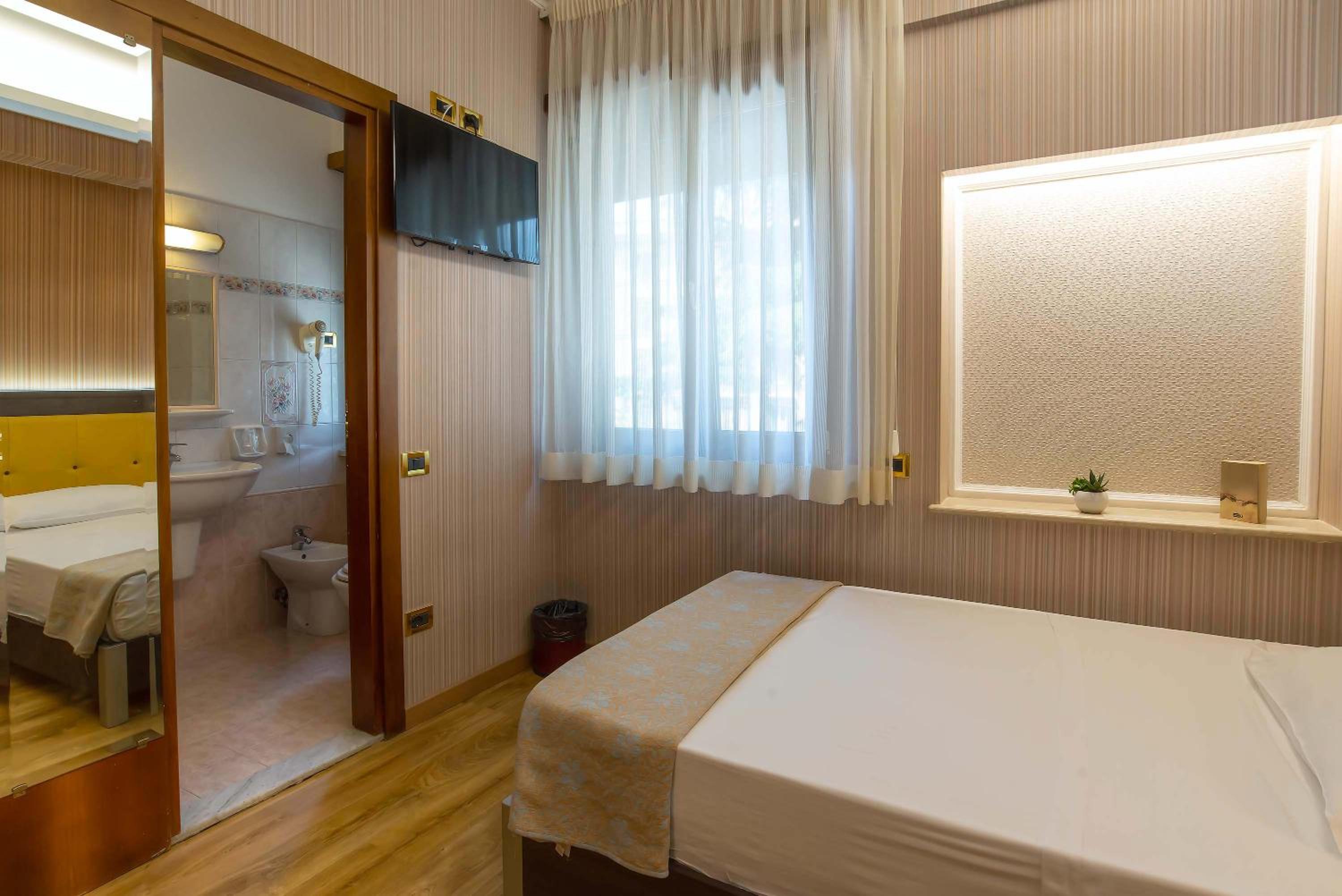 Superior Double Or Twin Room thumbnail 5