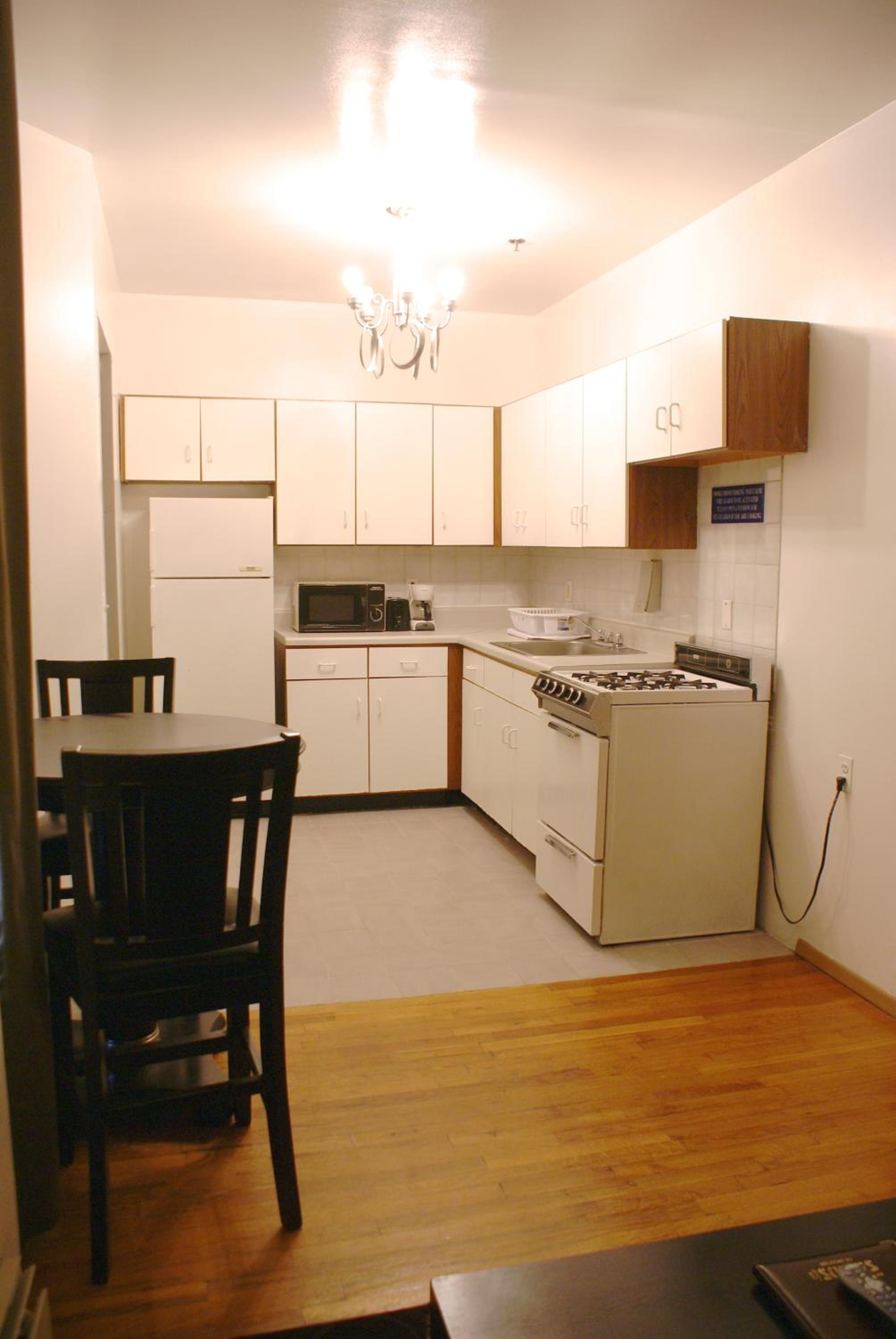 Deluxe One-Bedroom Suite thumbnail 6