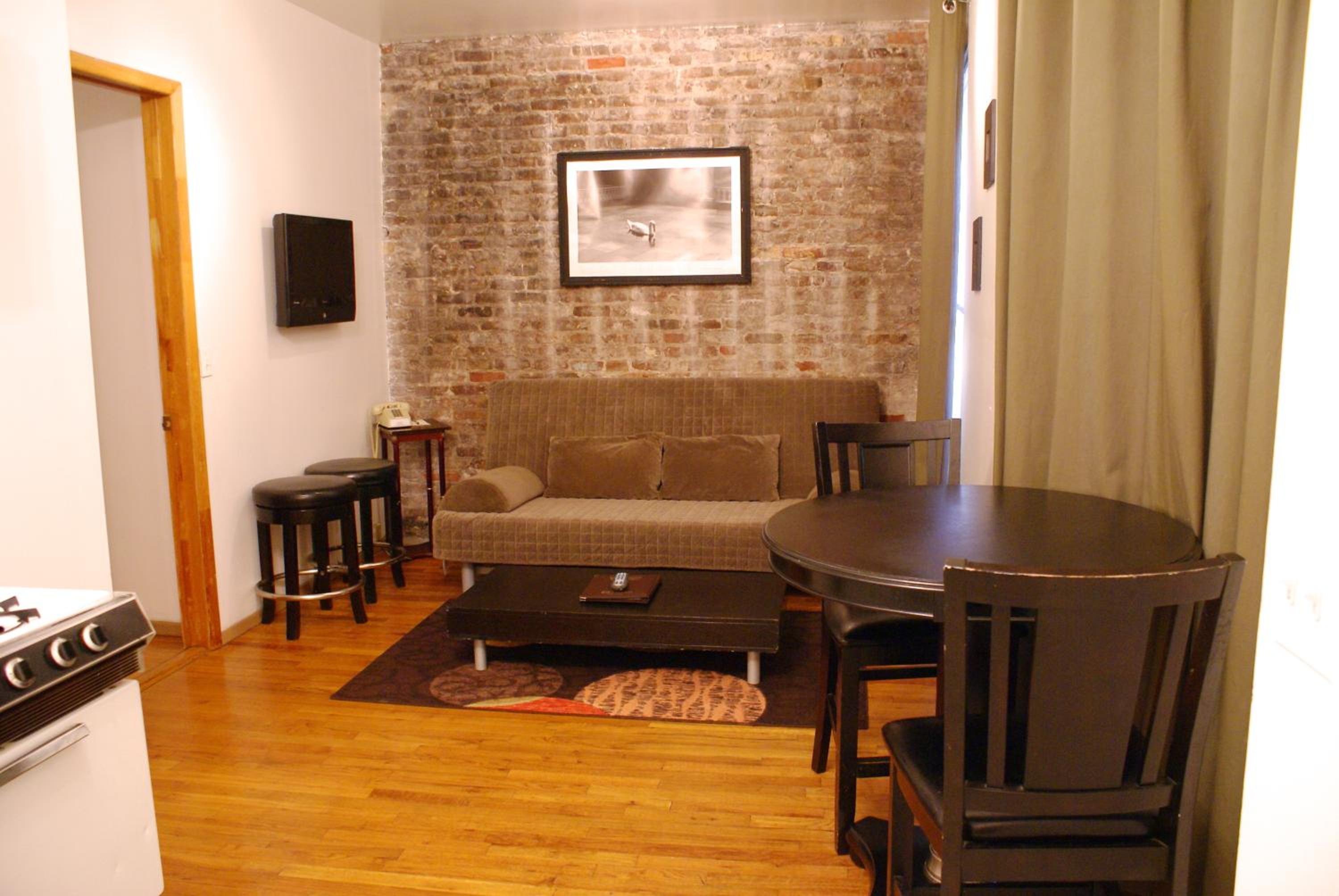 Deluxe One-Bedroom Suite thumbnail 6