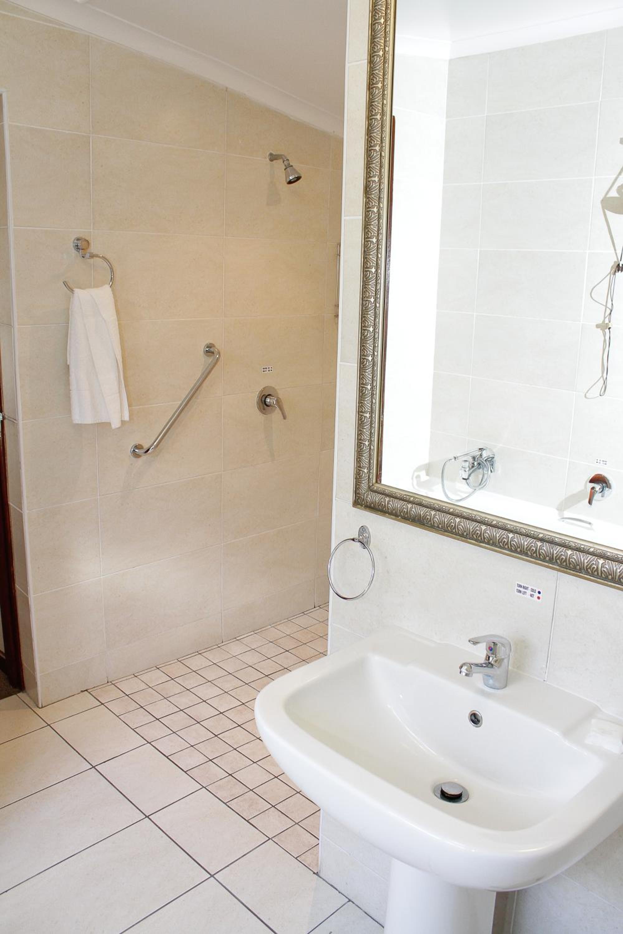 Deluxe Double or Twin Room with Garden View photo 3