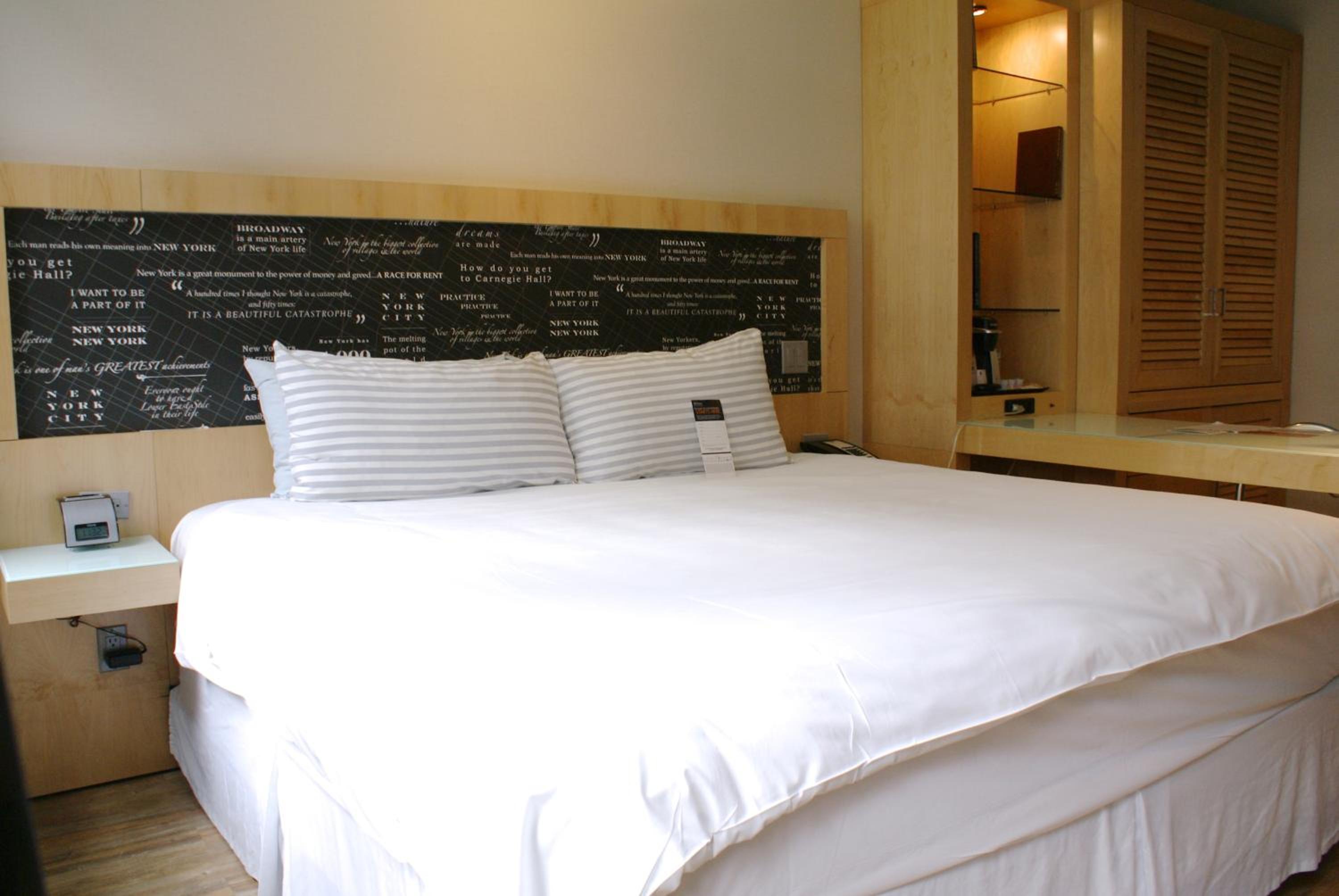 King Room thumbnail 5