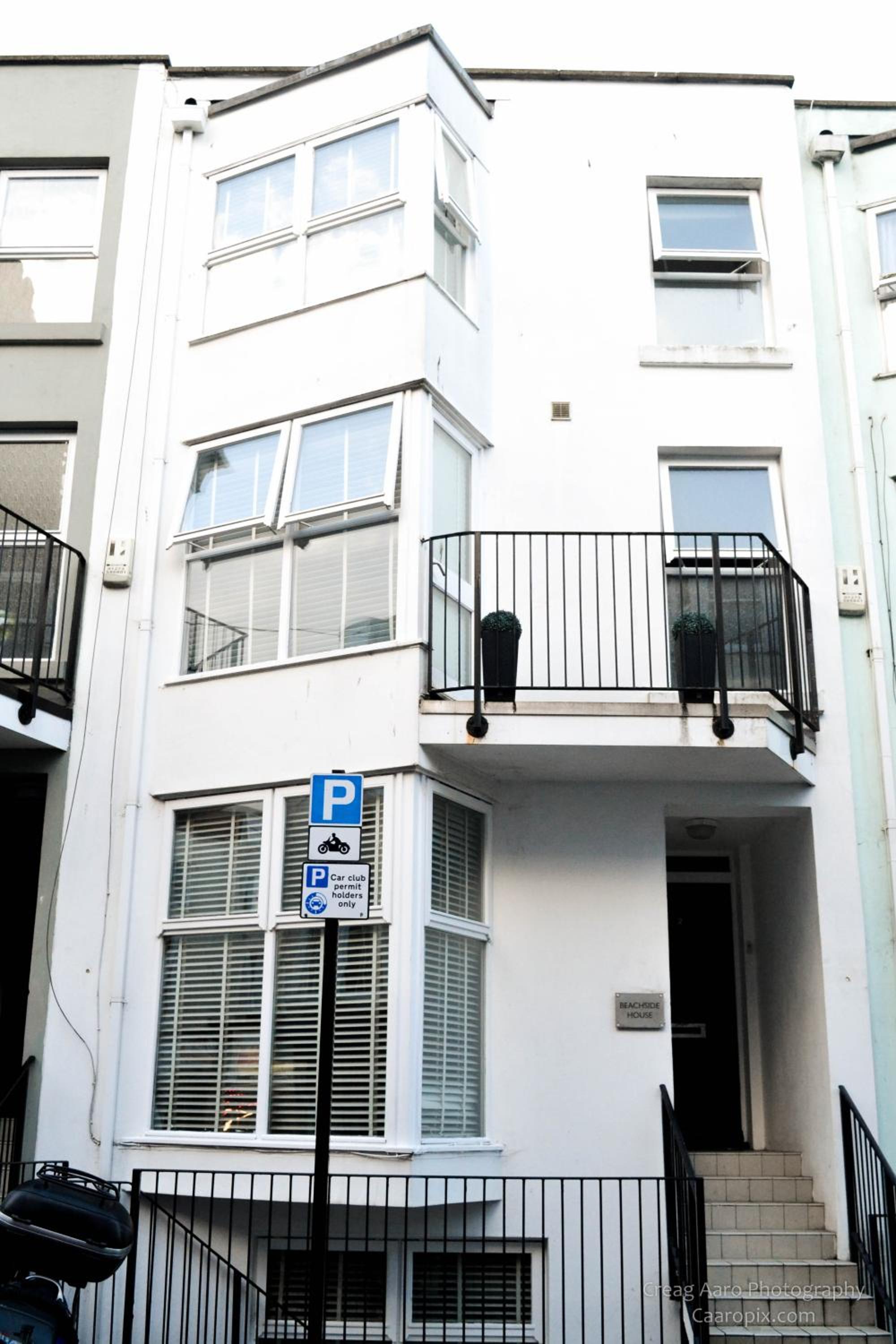 Five-Bedroom House - Photo 11