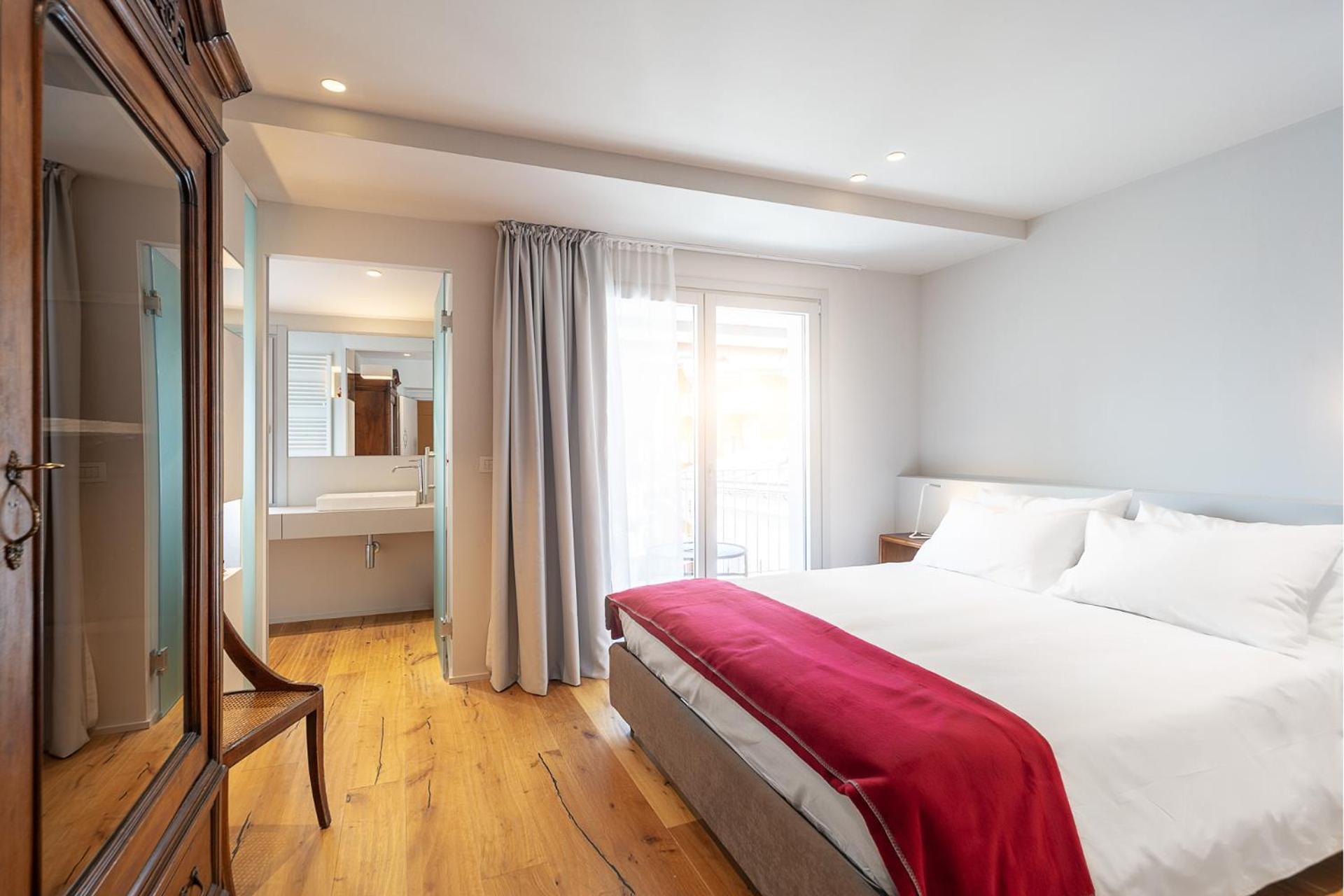Double Room with Balcony - Photo 3