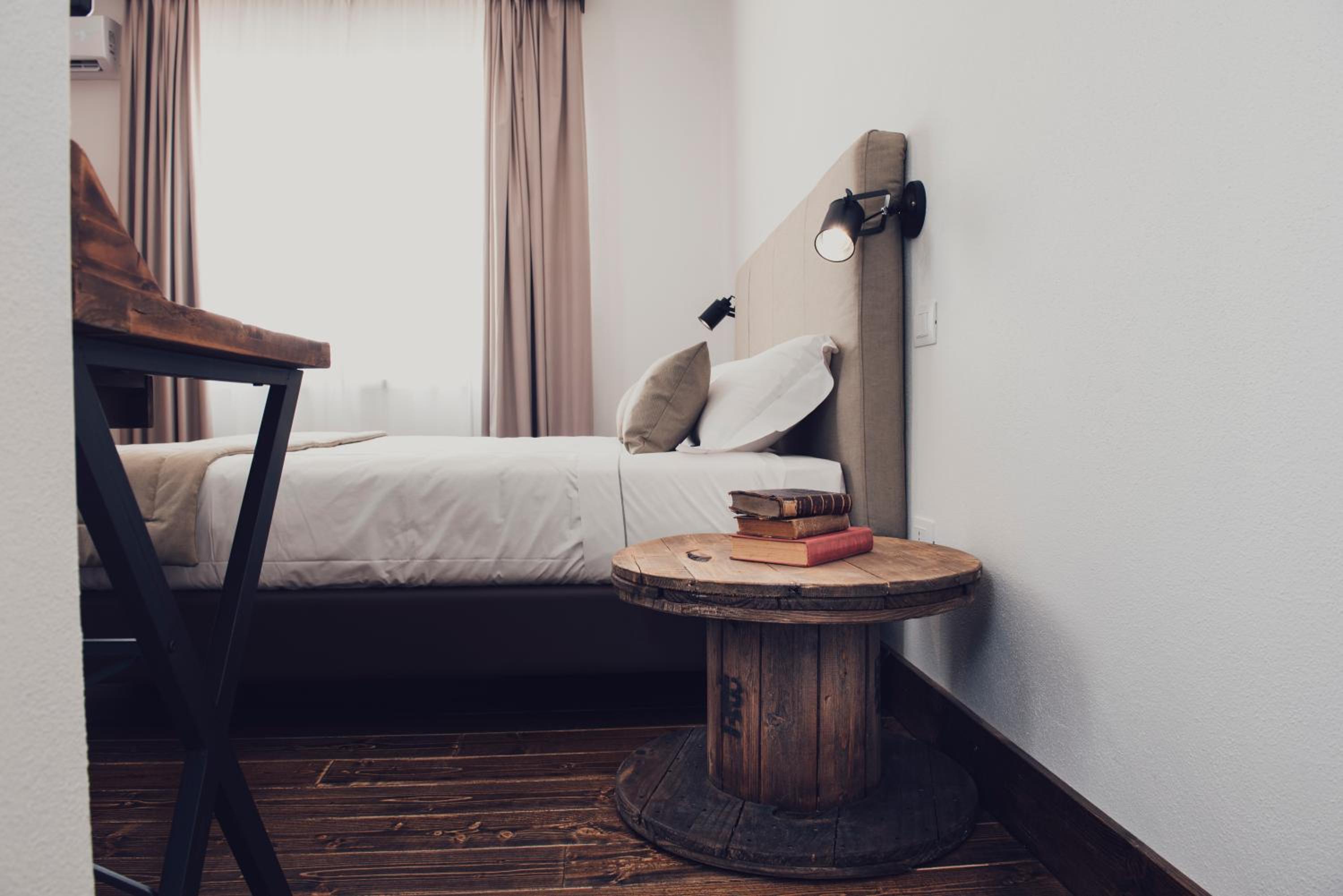 Standard Double Room - Photo 7