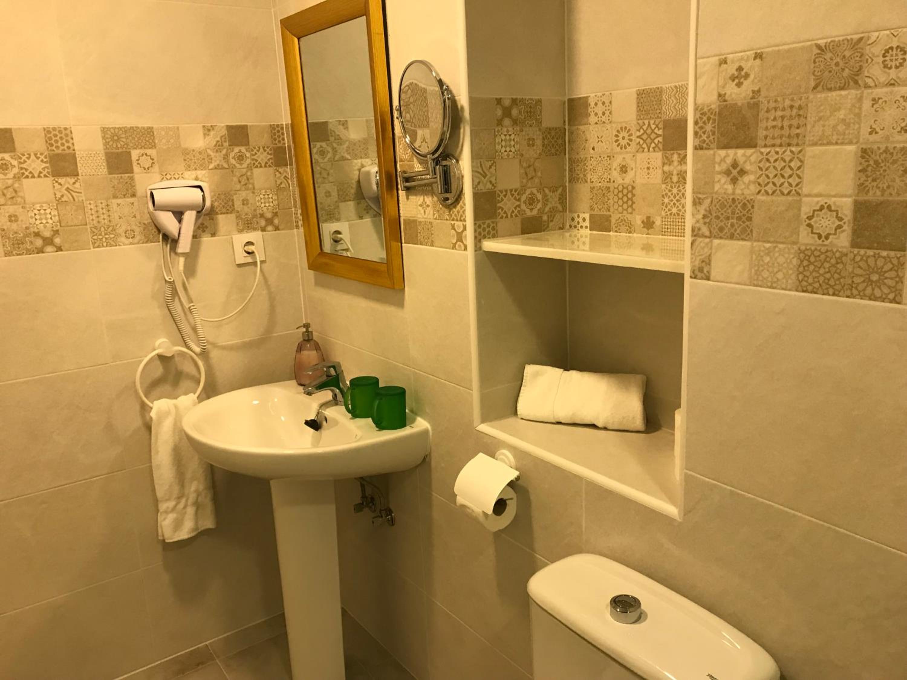 Standard Double Room - Photo 12