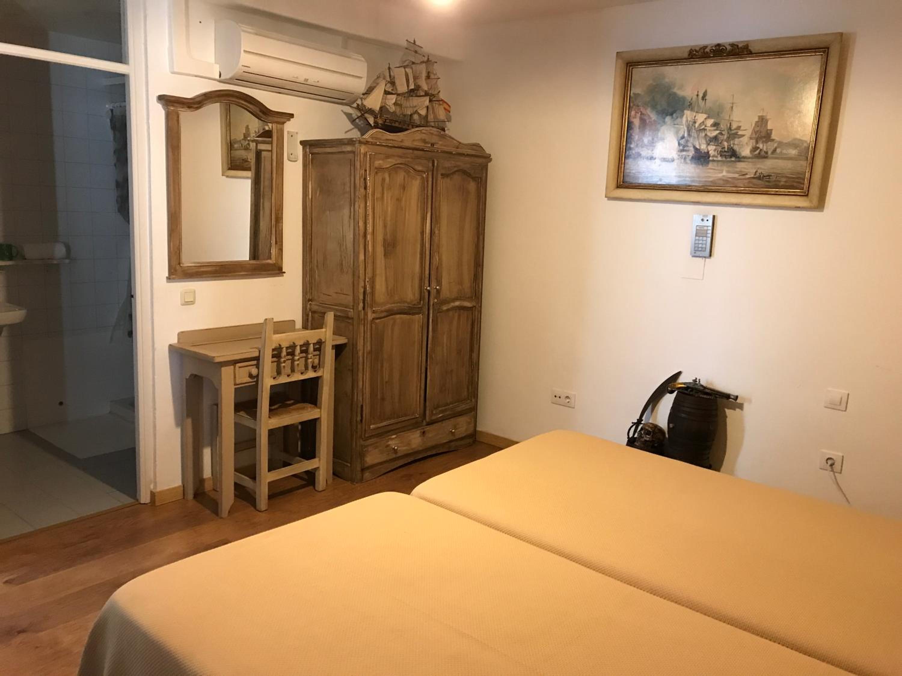 Economy Double Room with Private Bathroom - Photo 11