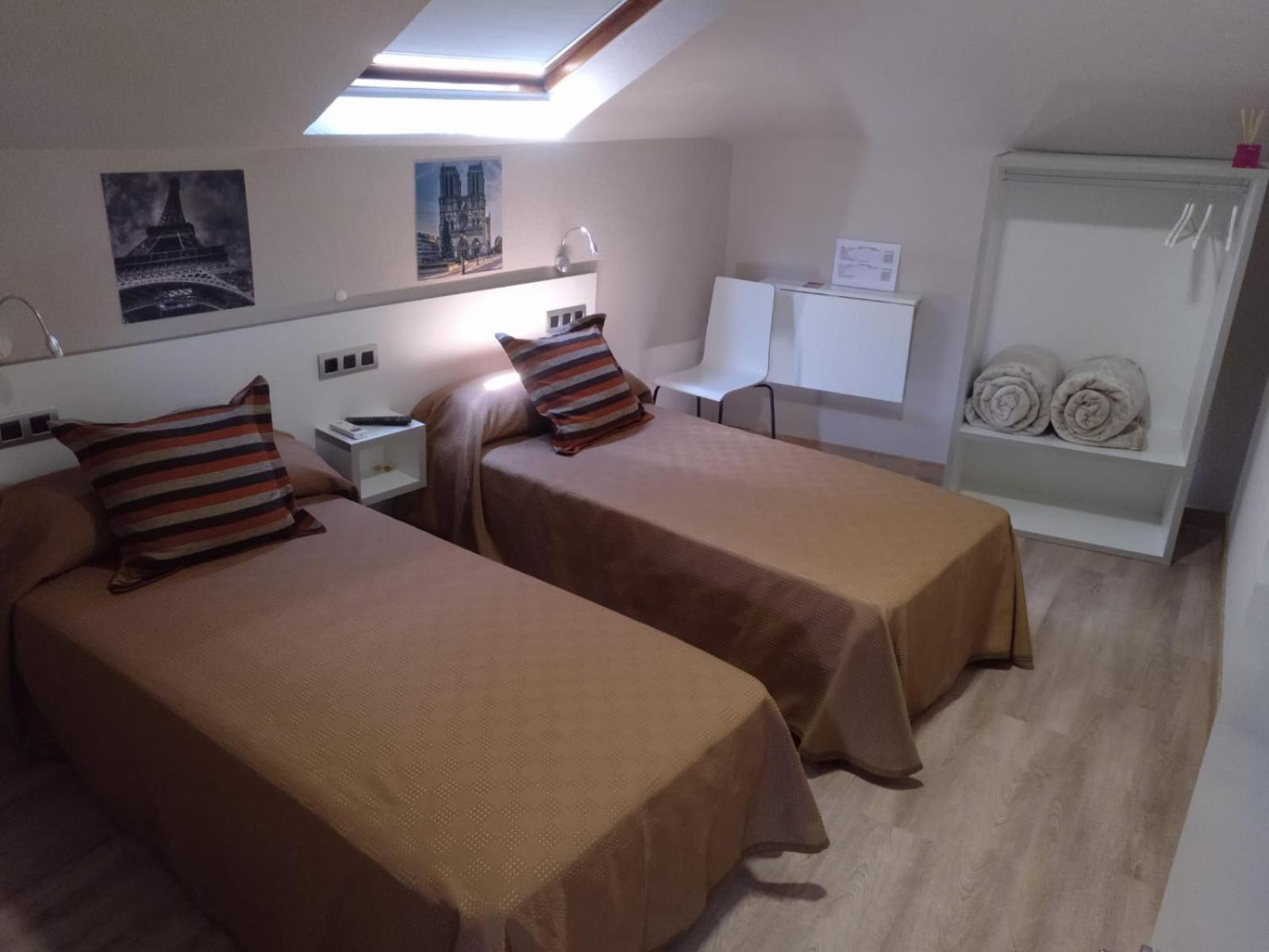 Twin Room - Photo 3