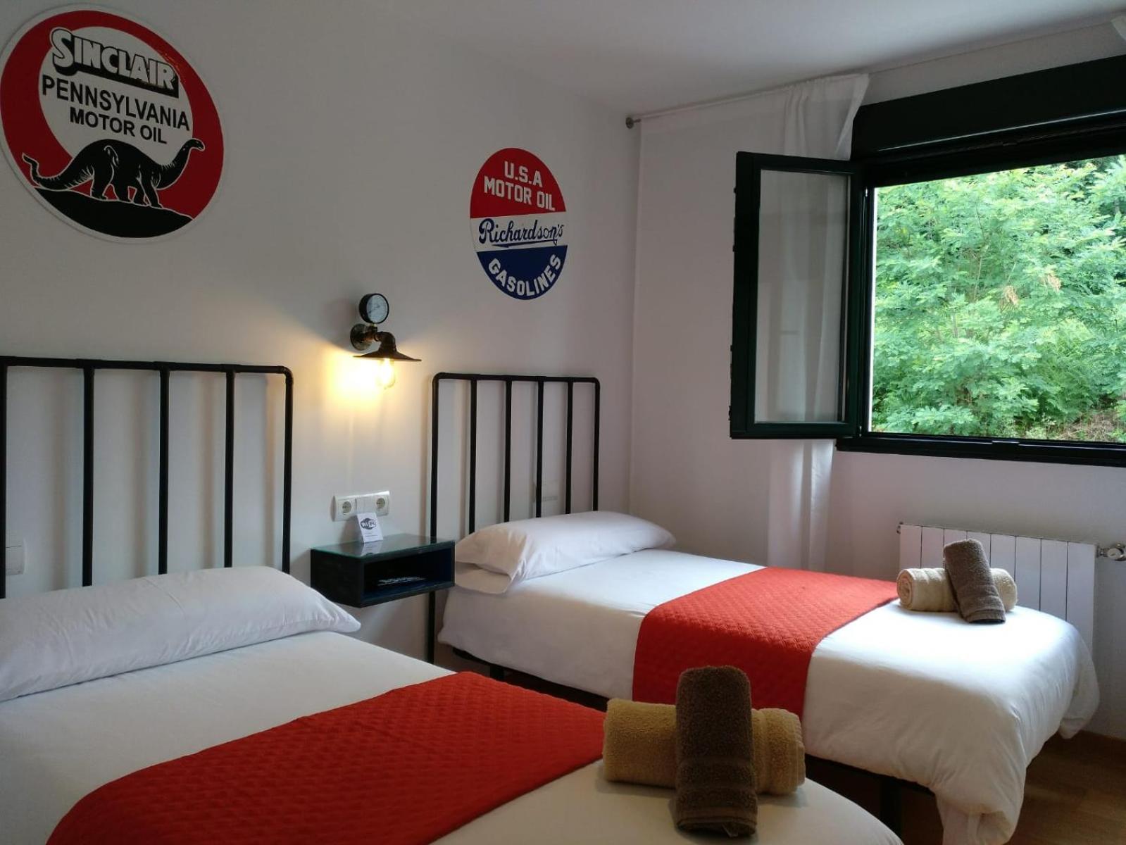 Twin Room with Private Bathroom photo 3