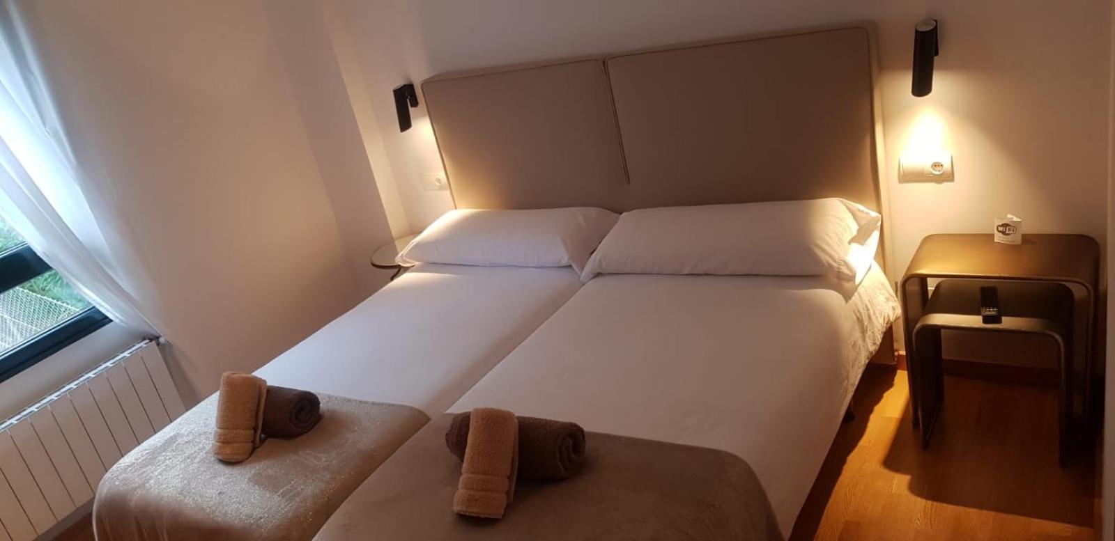 Twin Room with Private Bathroom photo 2