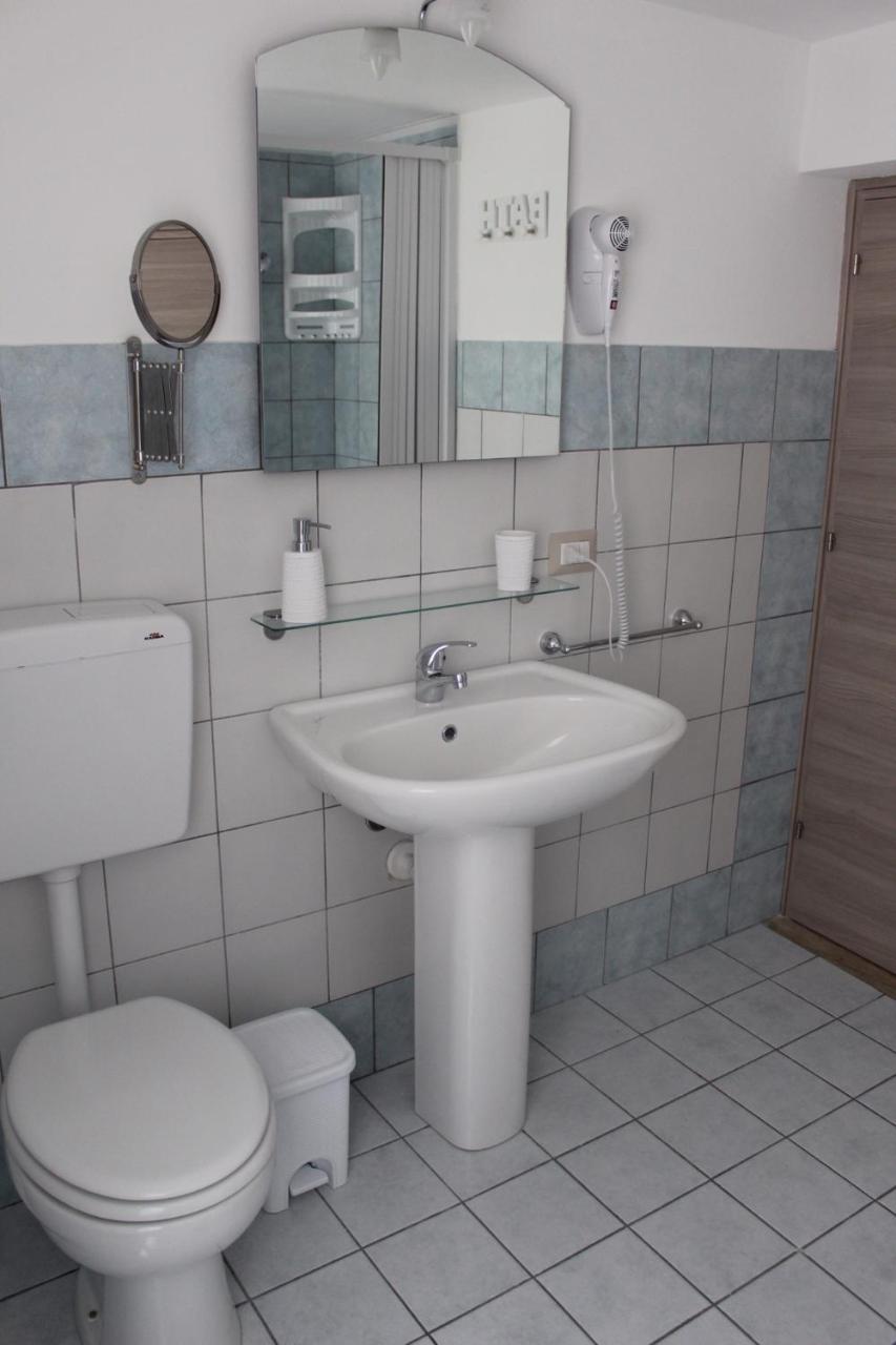 Triple Room with Private Bathroom - Photo 10