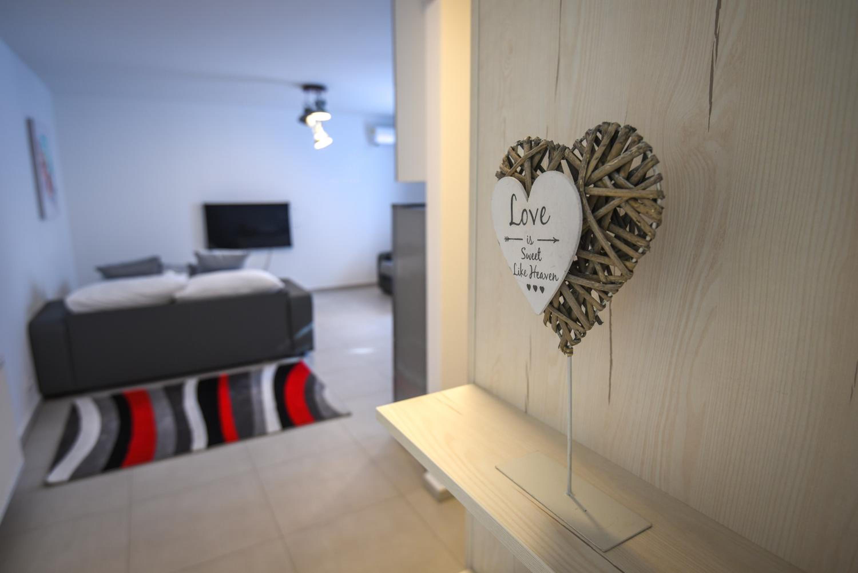 Studio Apartment - Photo 1