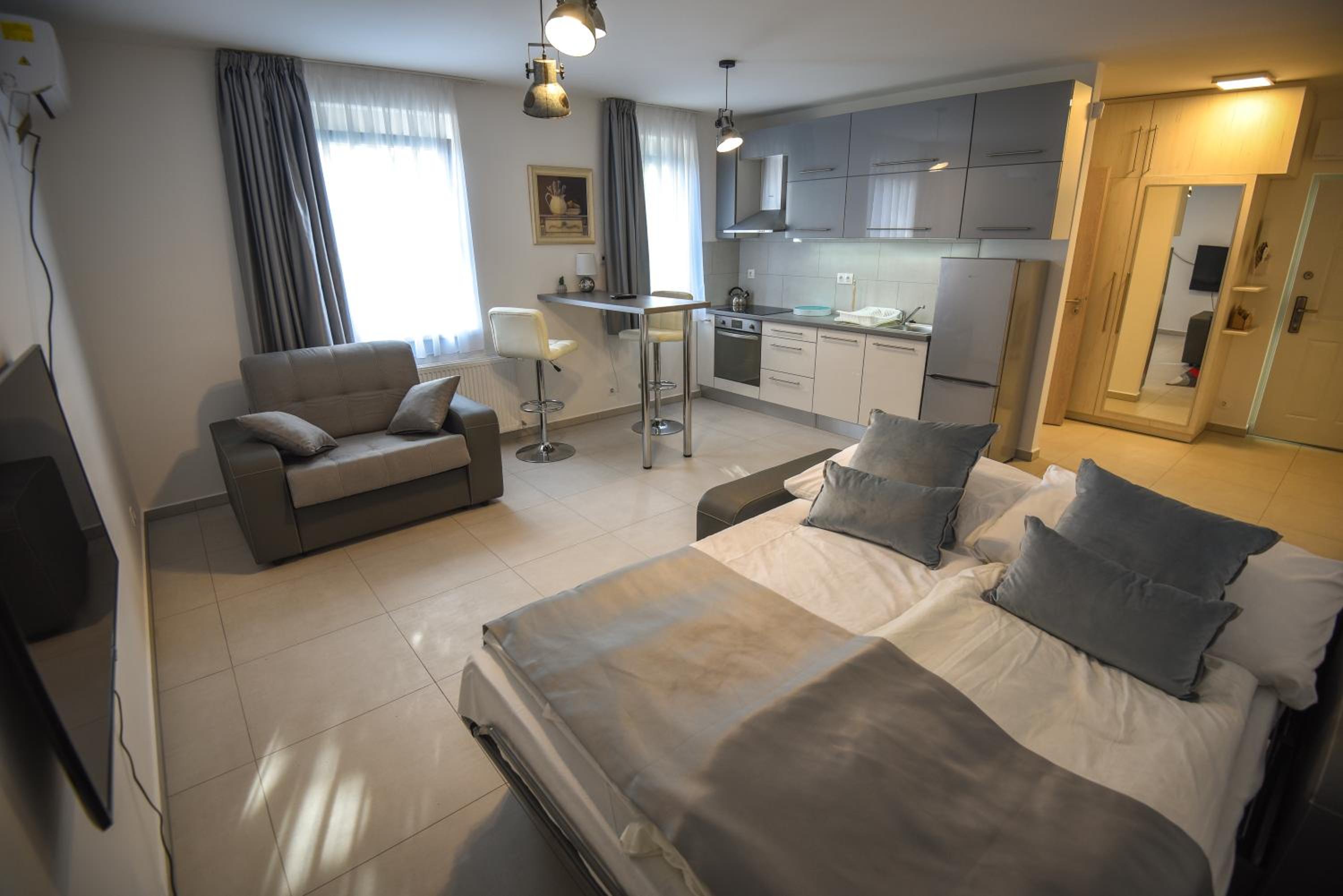 Studio Apartment - Photo 4