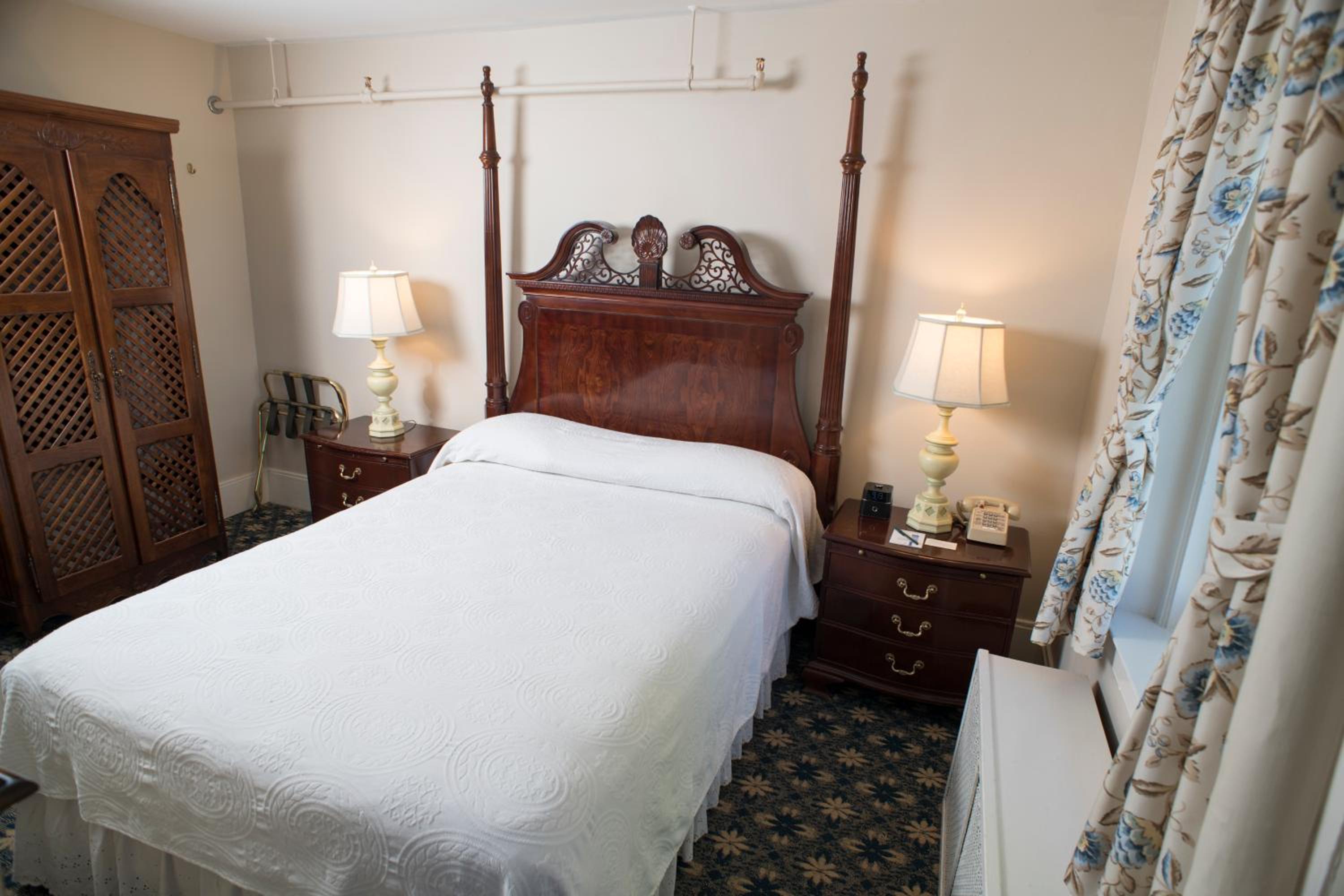 Deluxe Main Inn Room with One Queen Bed - Photo 1