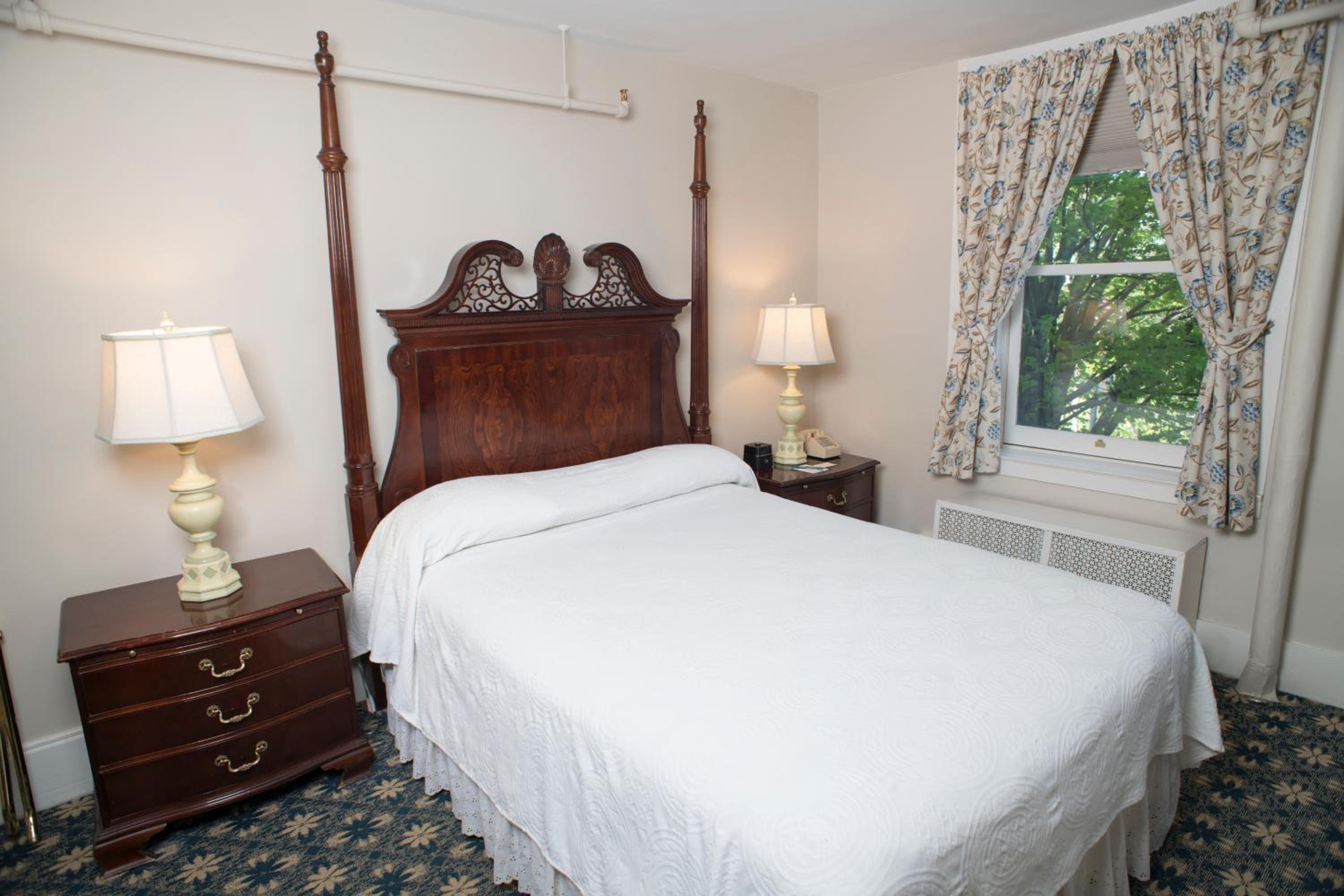 Deluxe Main Inn Room with One Queen Bed - Photo 4
