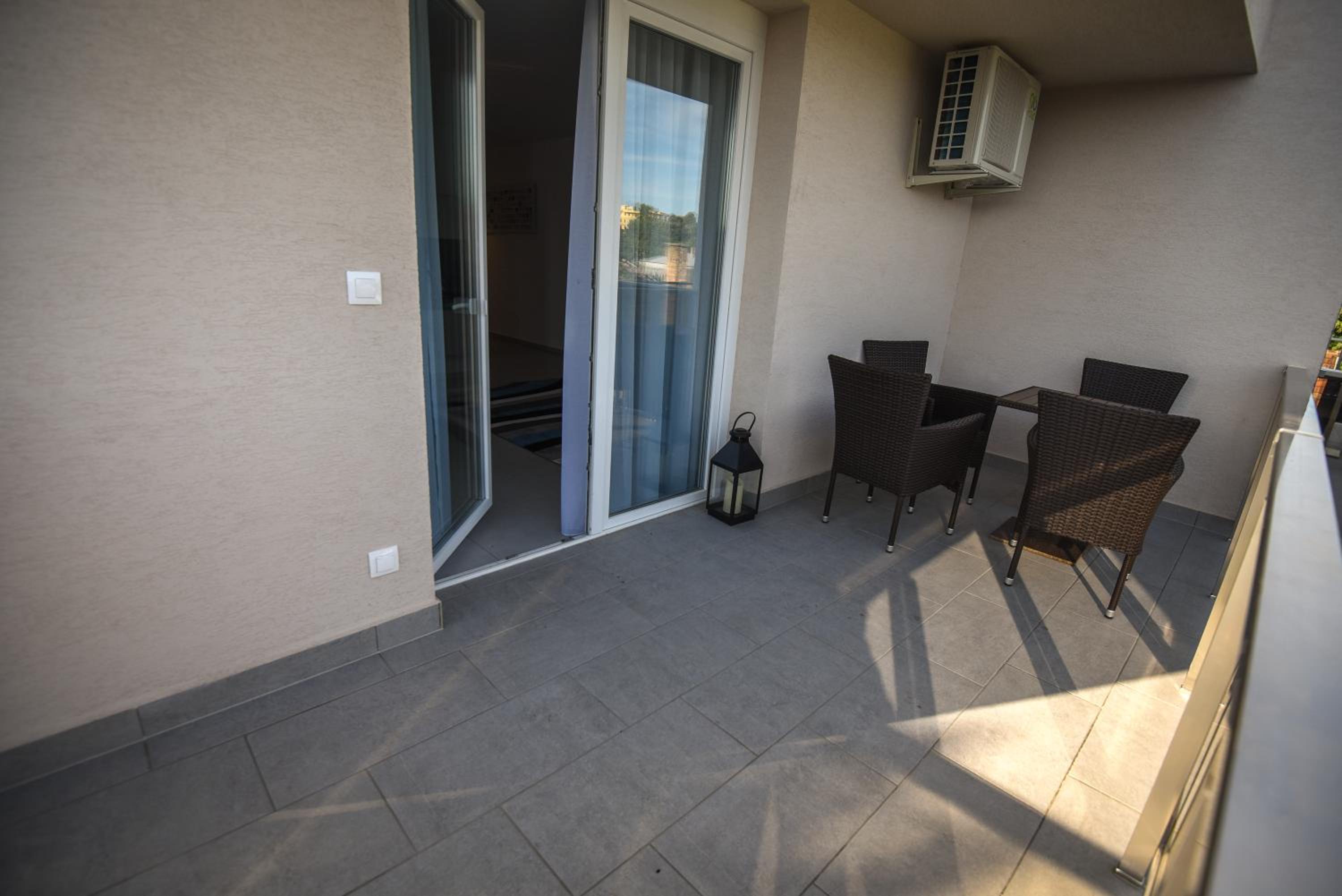 Apartment with Terrace - Photo 11