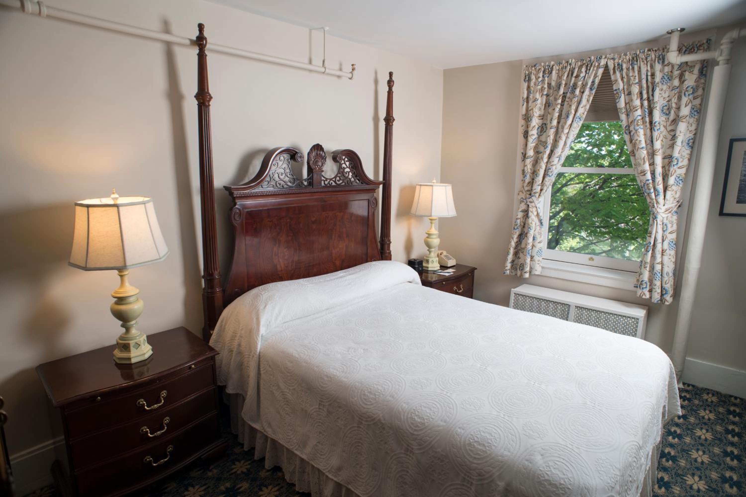 Deluxe Main Inn Room with One Queen Bed - Photo 3
