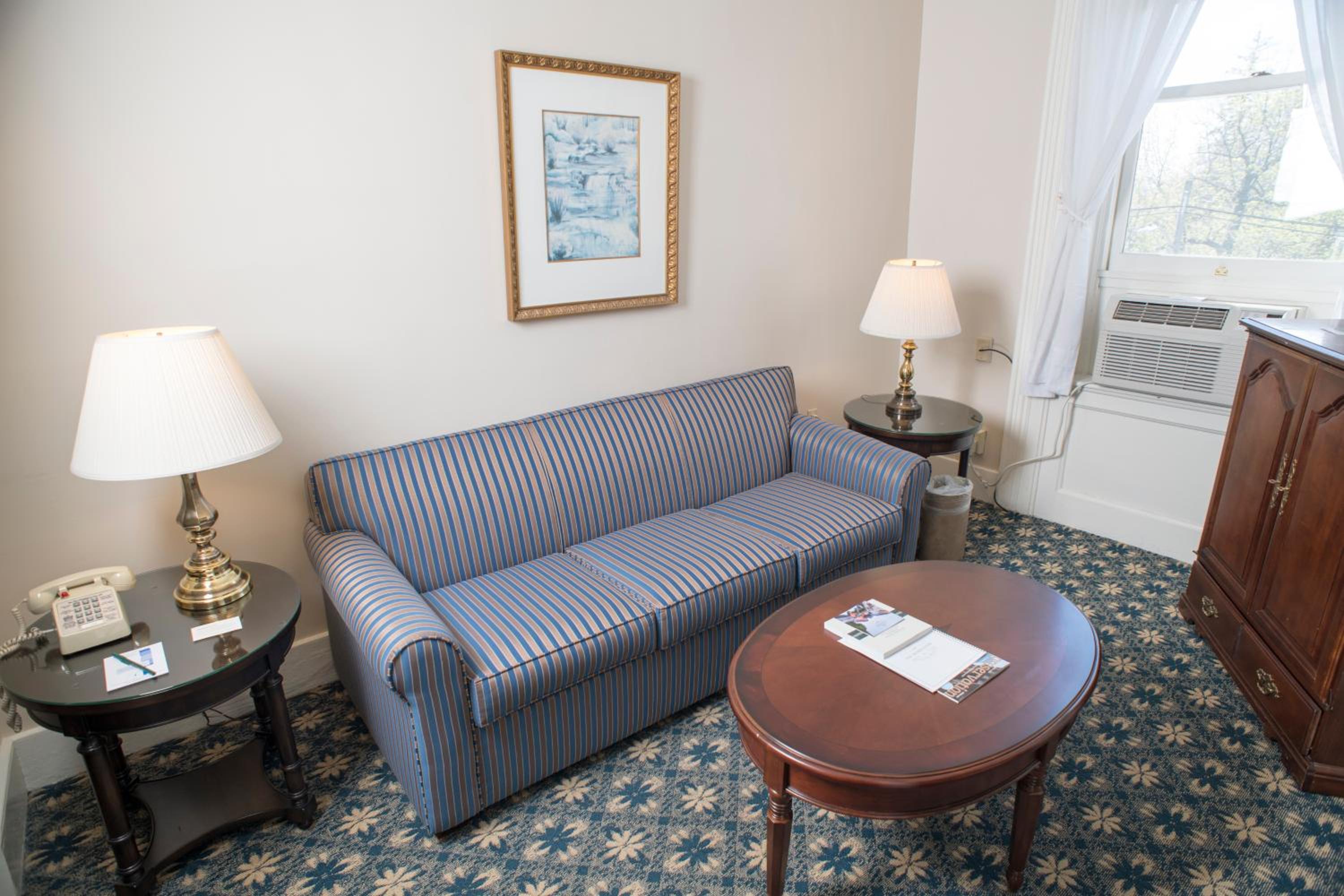 Suite Main Inn with King Bed - Photo 8