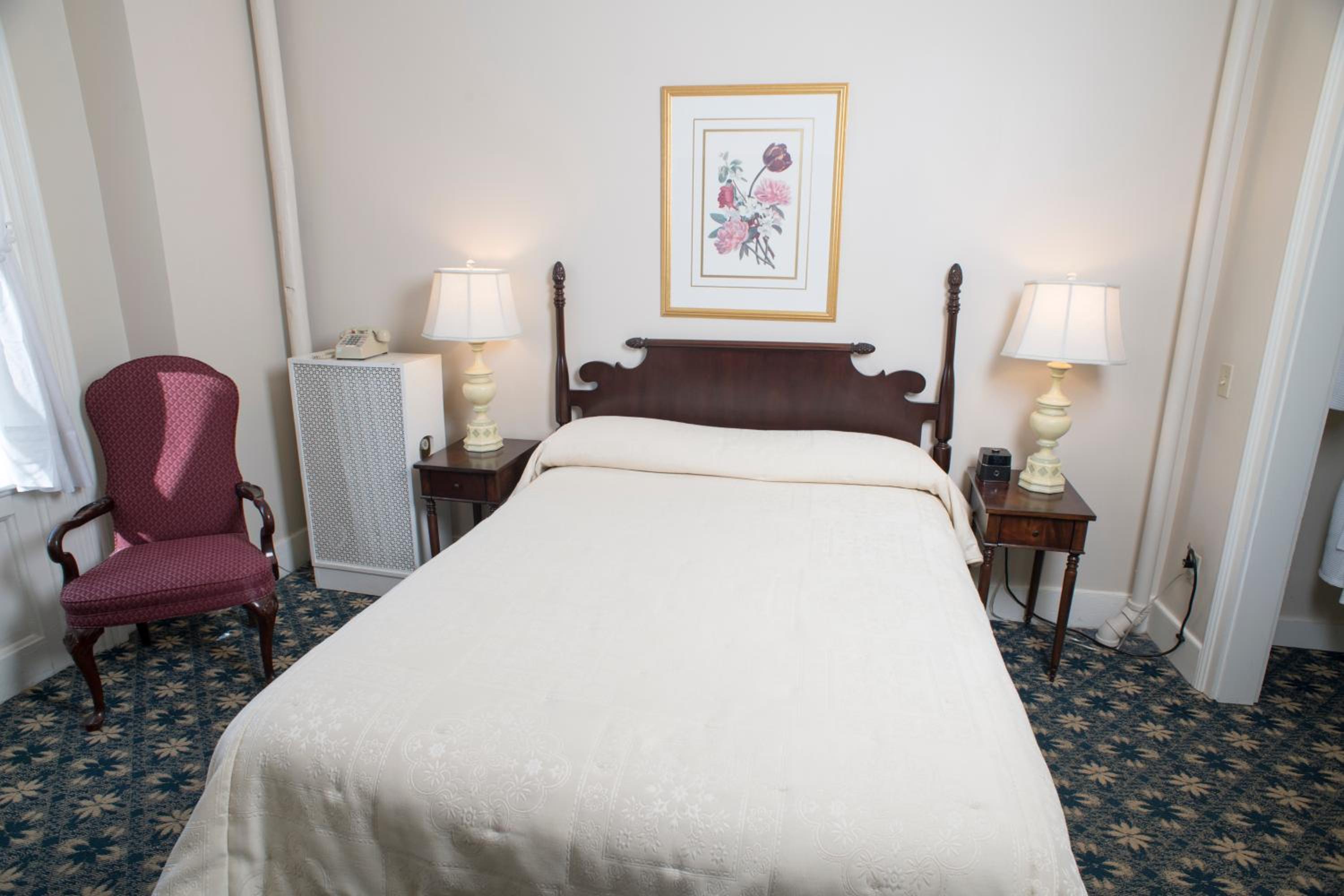 Suite Main Inn with King Bed - Photo 7
