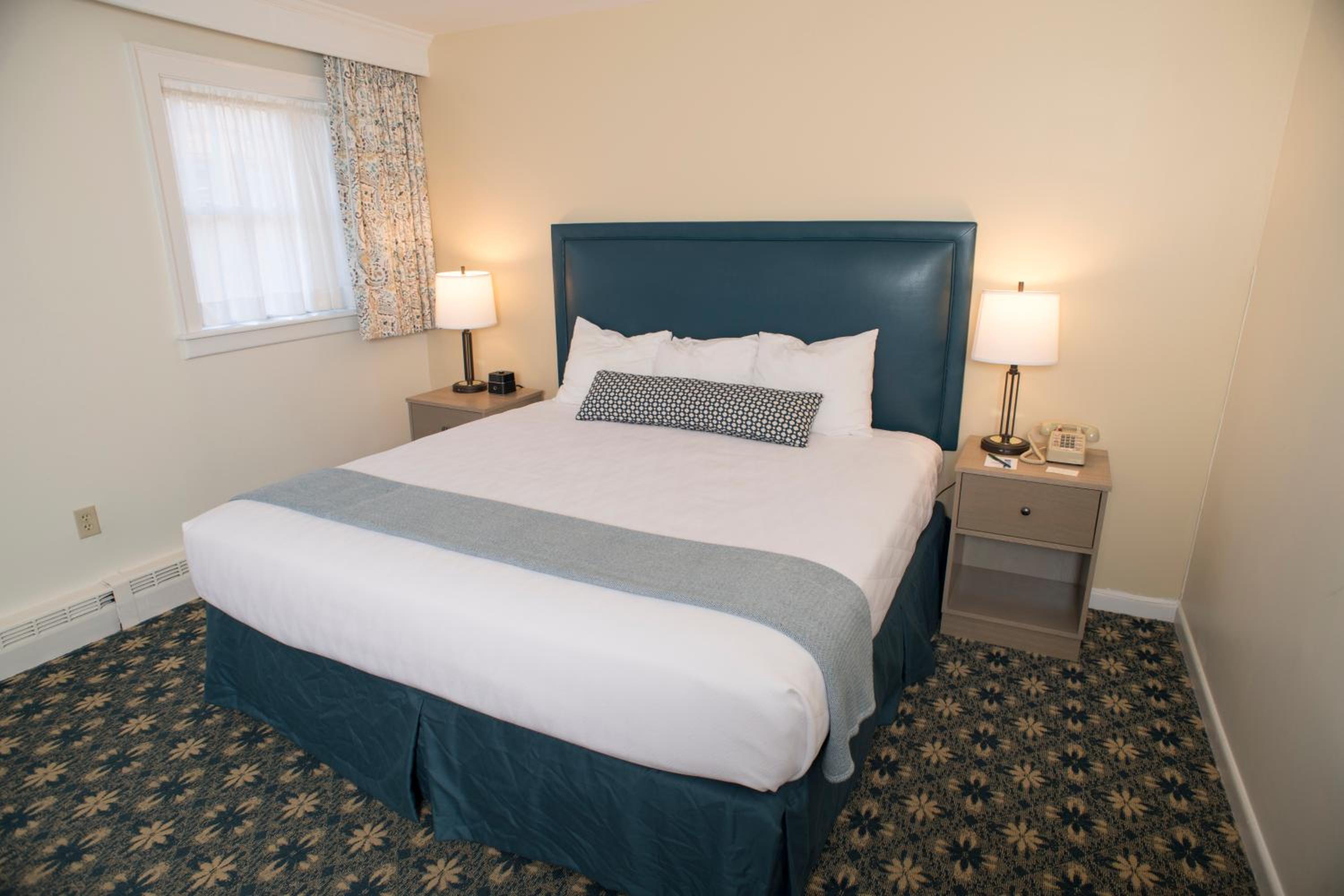 Deluxe Annex with one King Bed - Photo 2