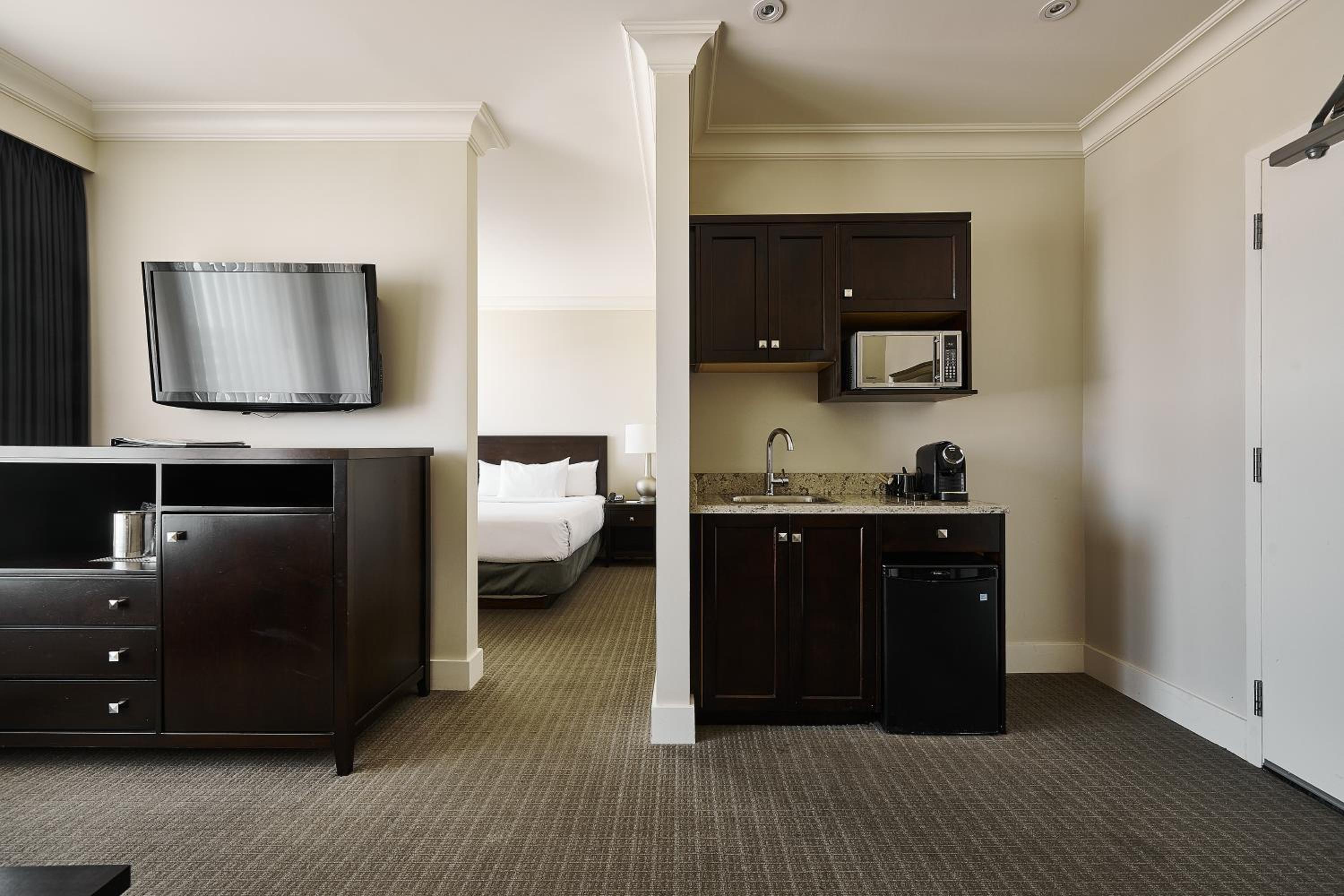 Superior Junior King Suite - Photo 5