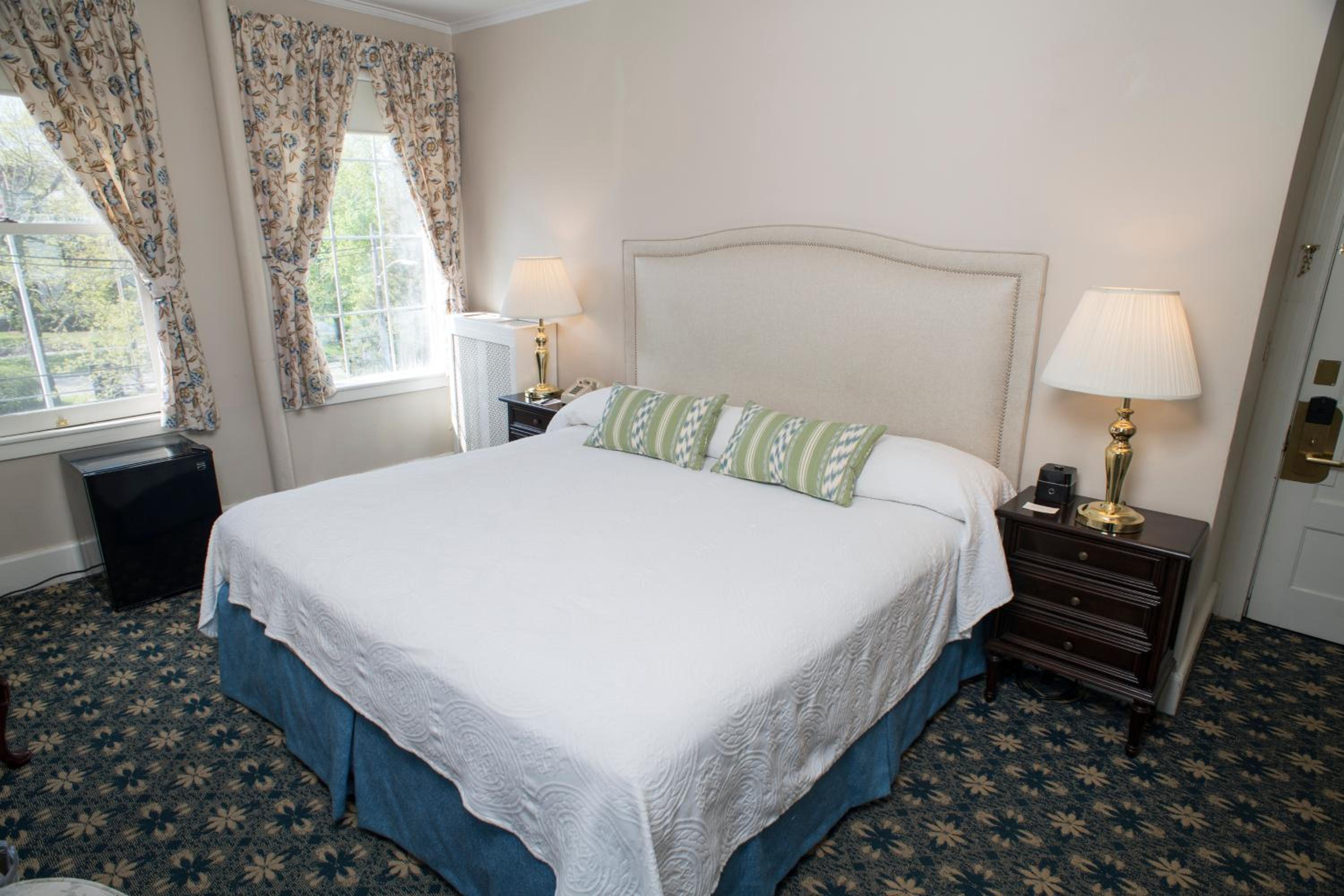 Deluxe Main Inn Room with One King Bed - Photo 2